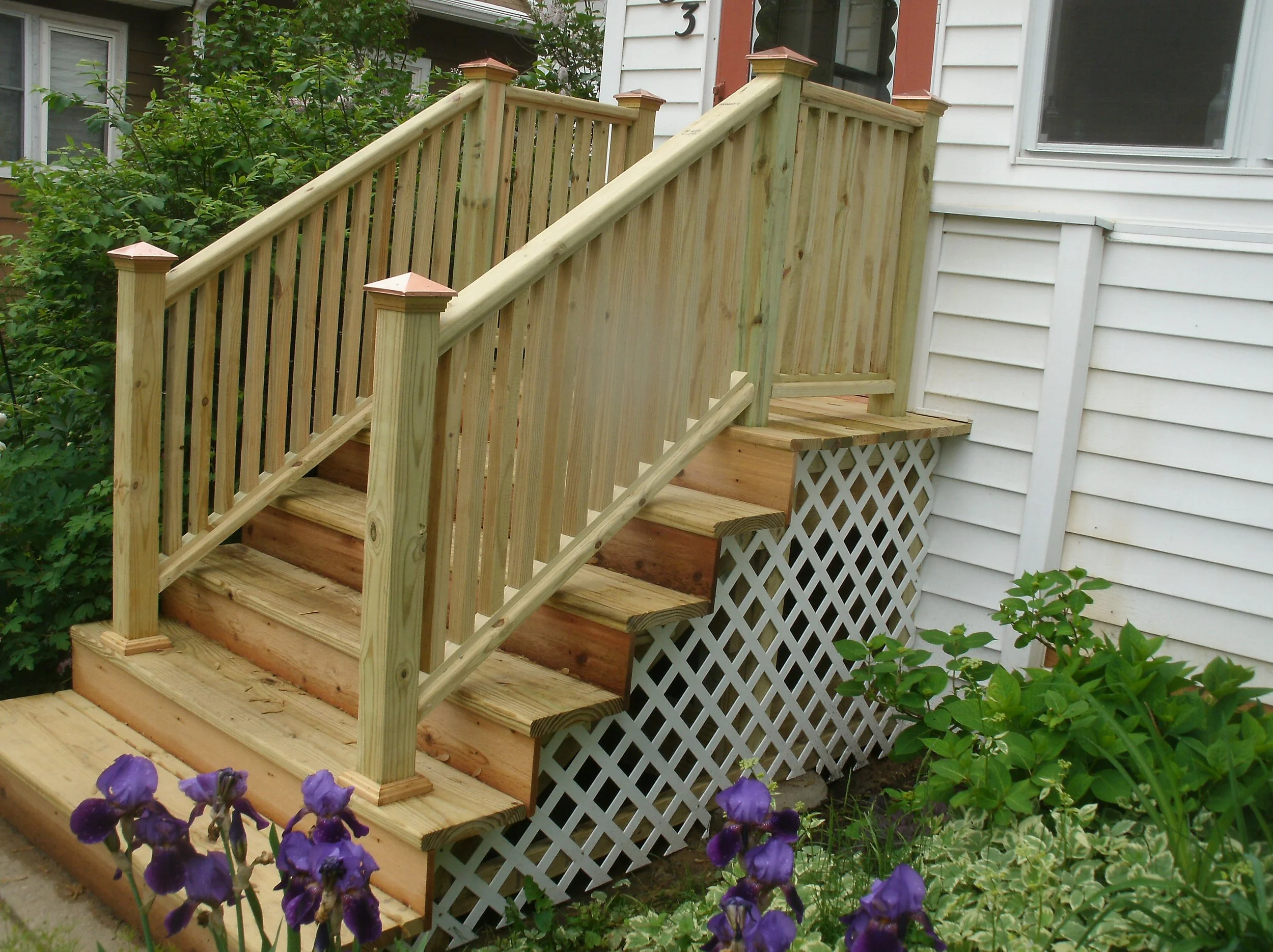 Side view with lattice installed