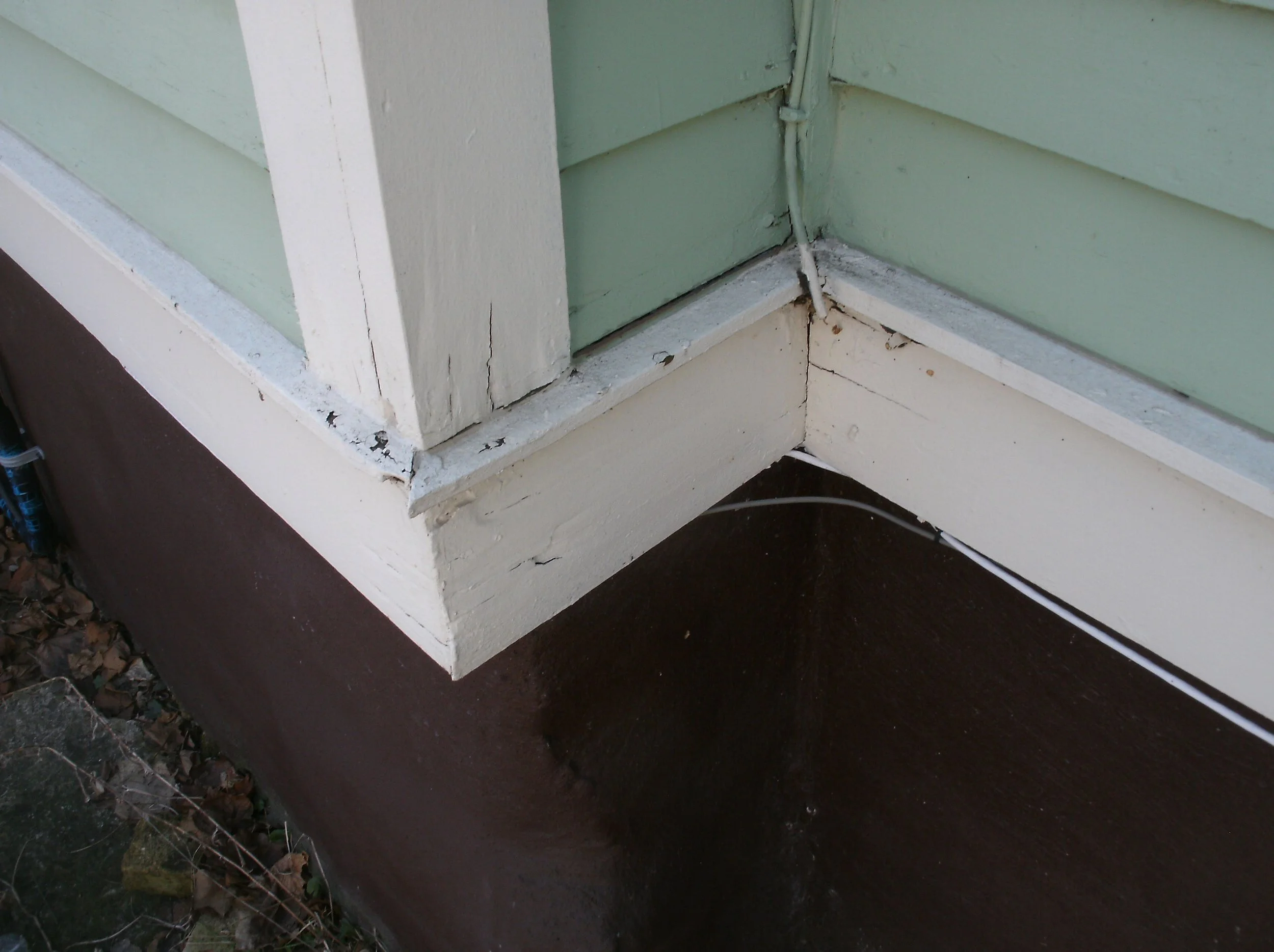 Rotted wood: facia, drip edge, siding, and vertical corner trim before removal