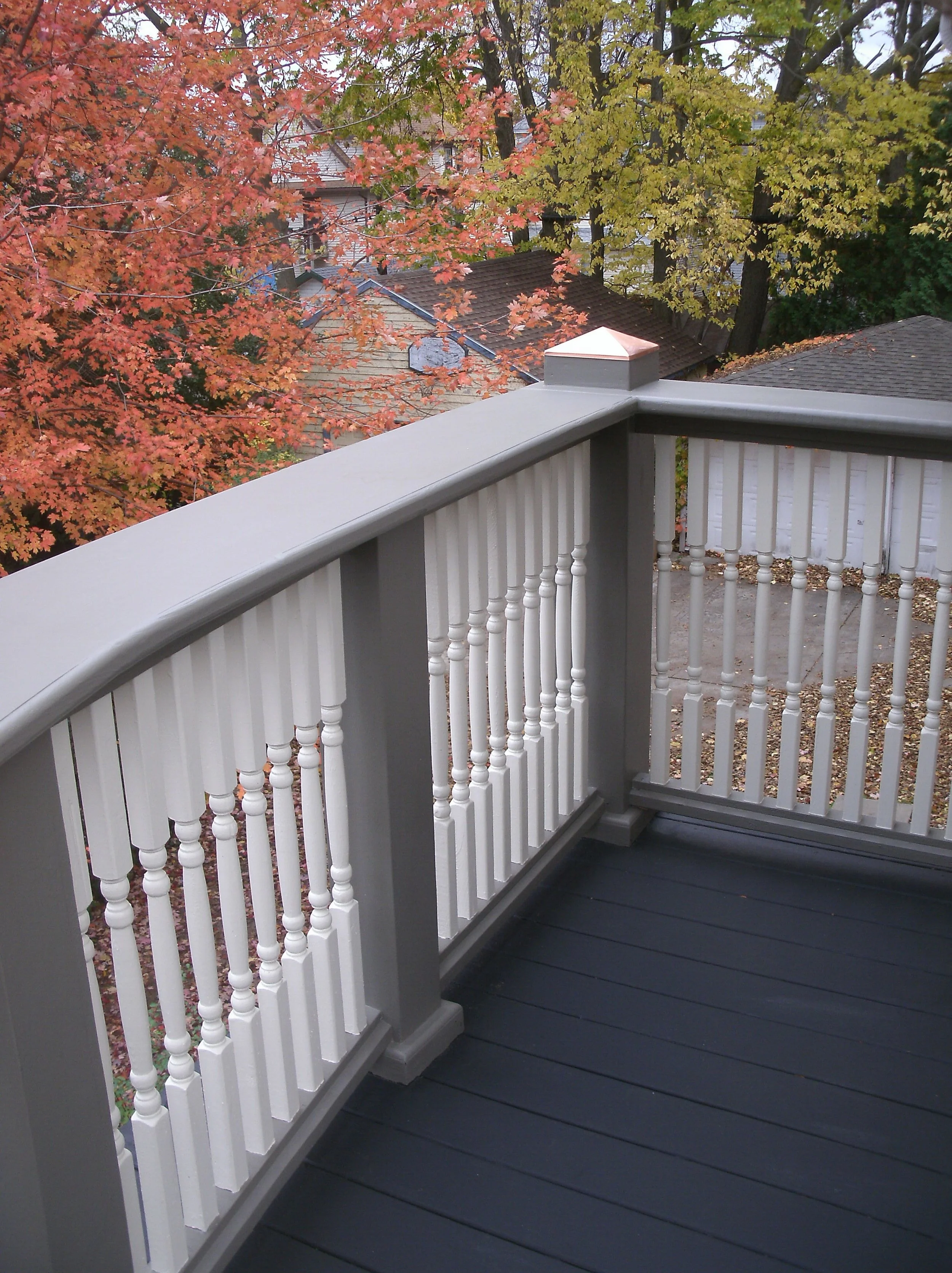 Close up of the sexy, rounded railing top.