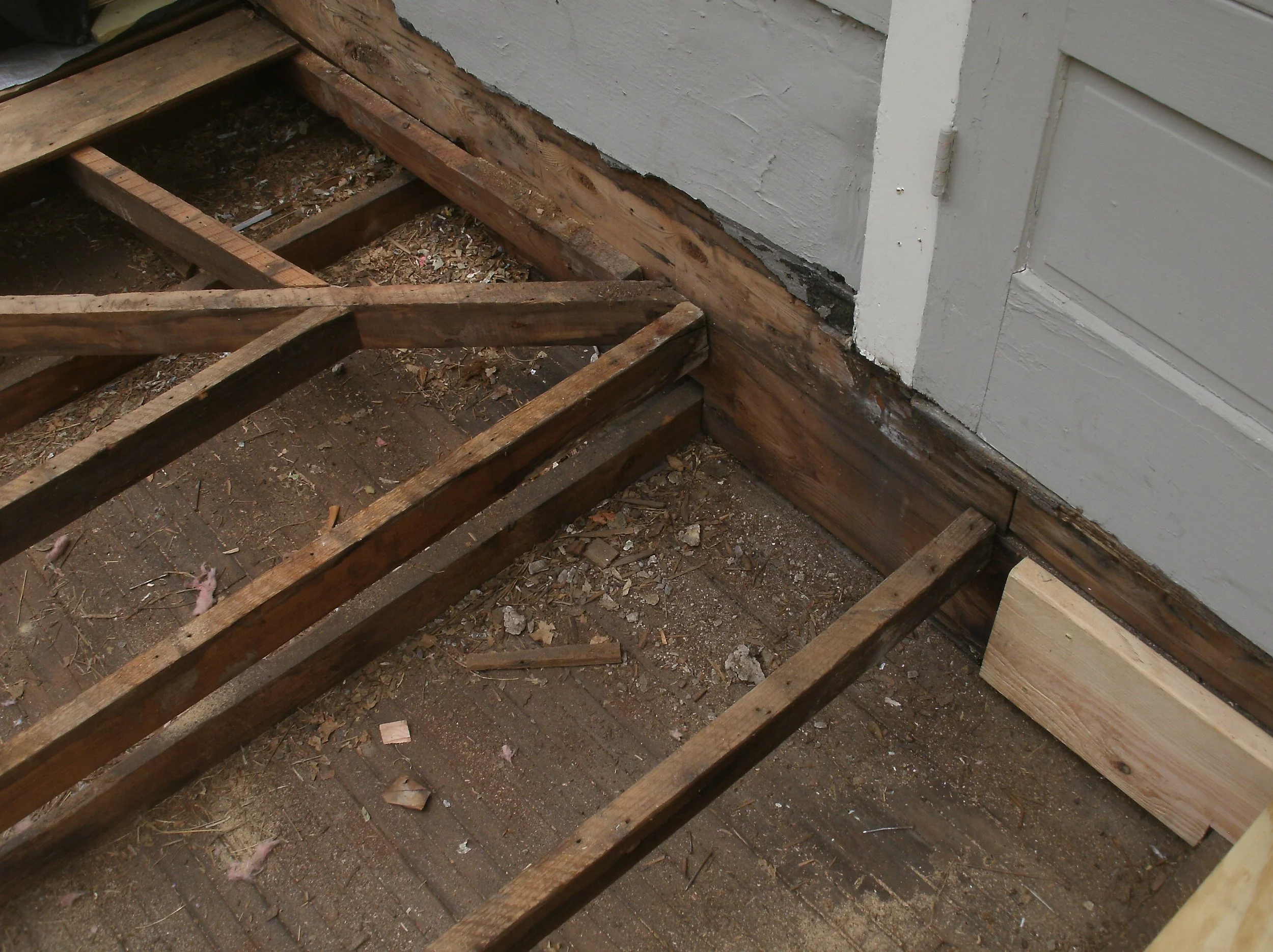 Old 2x4 joists. Rotting, undersized.