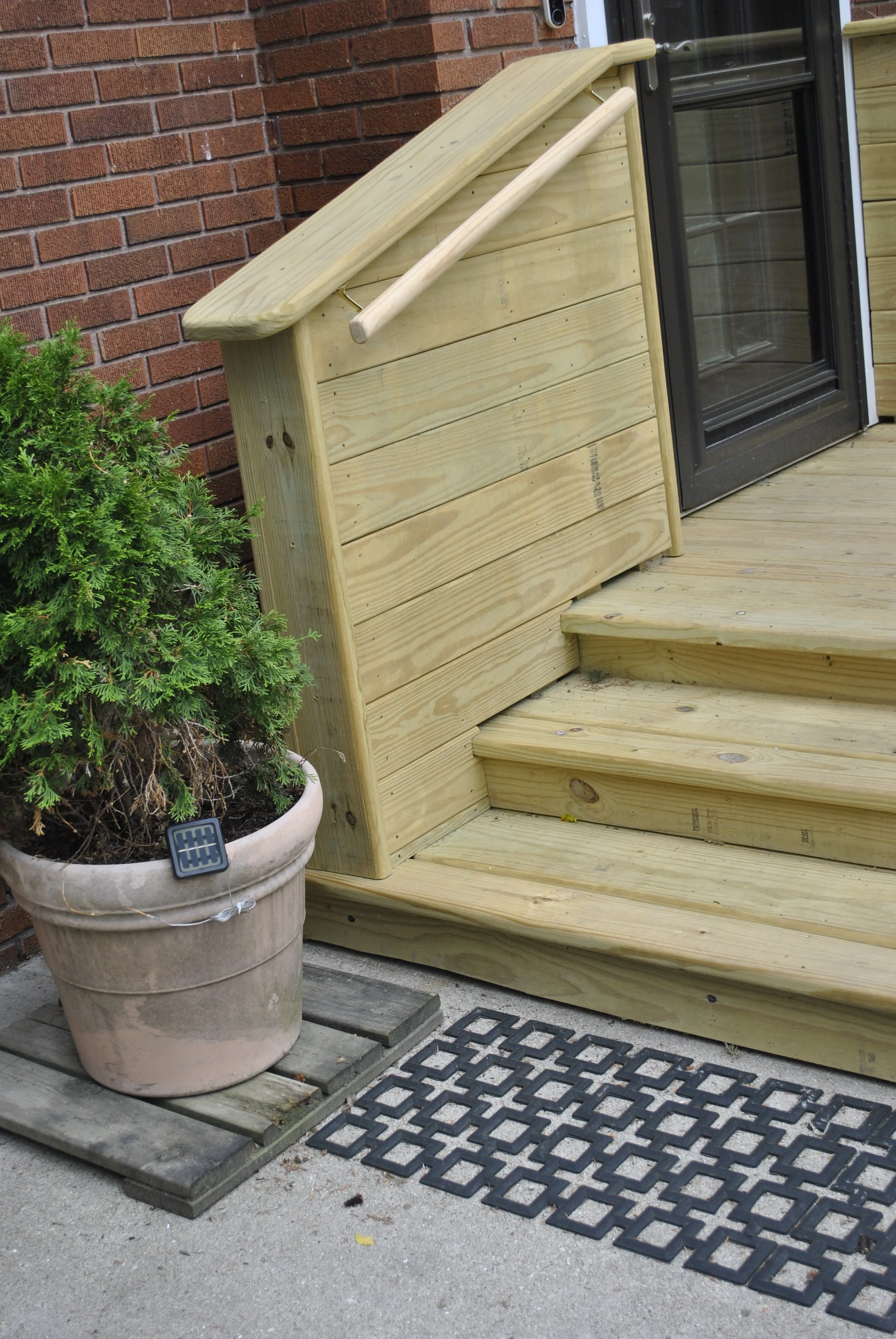 Wall with grippable hand rail