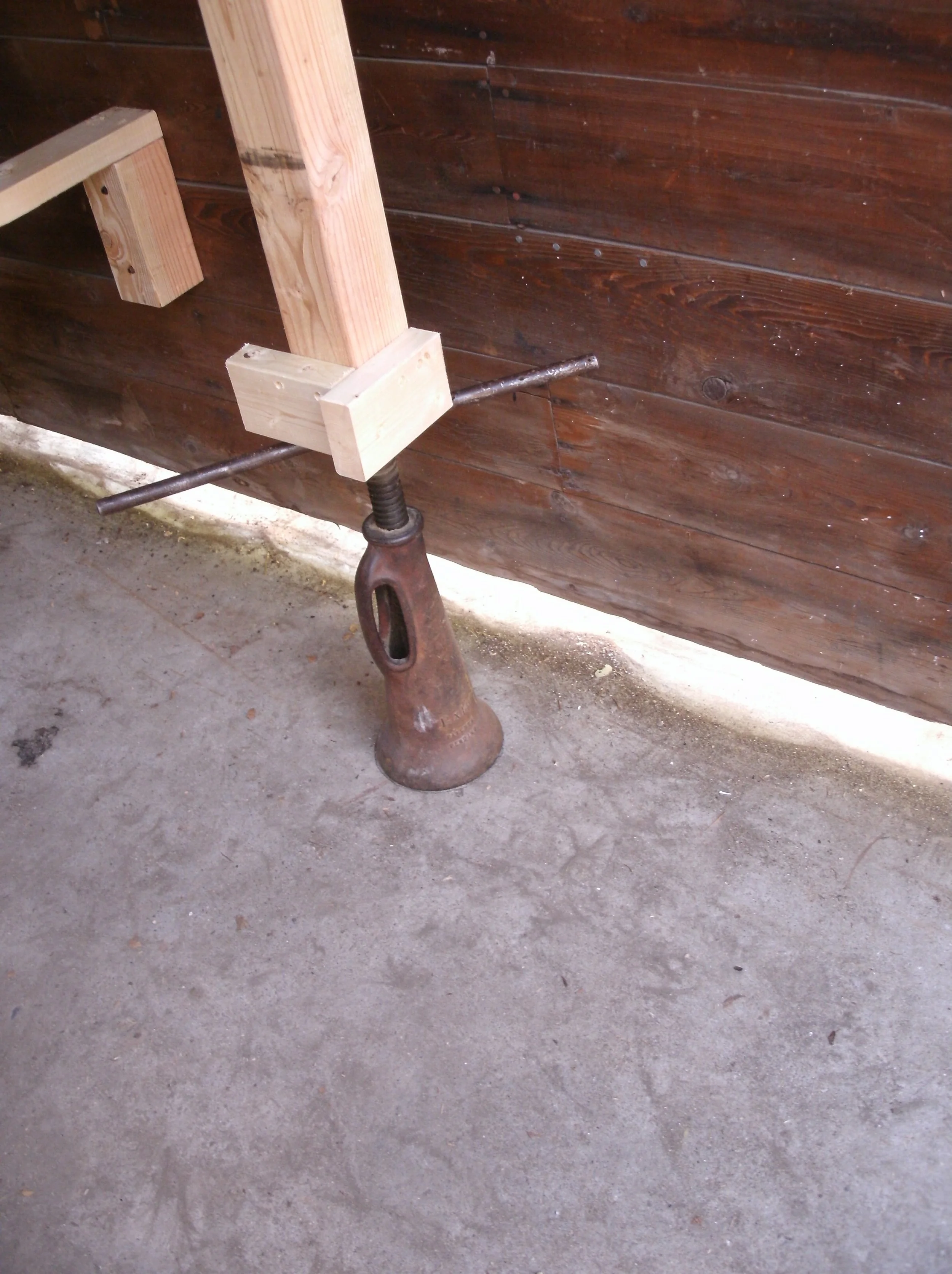 Jacking up to allow rebuilding of the wall structure