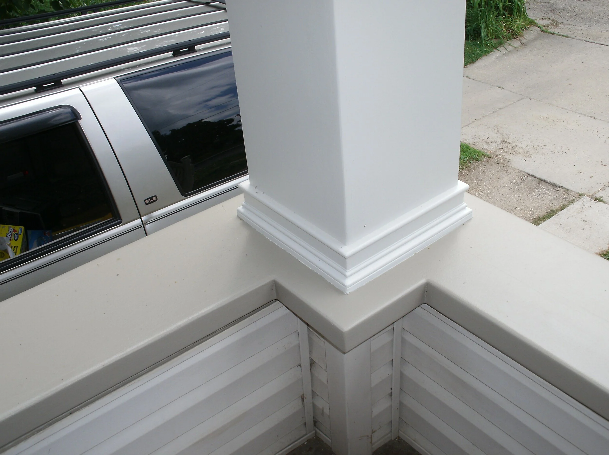 Close-up of massive support, post bottom, and knee wall cap.	