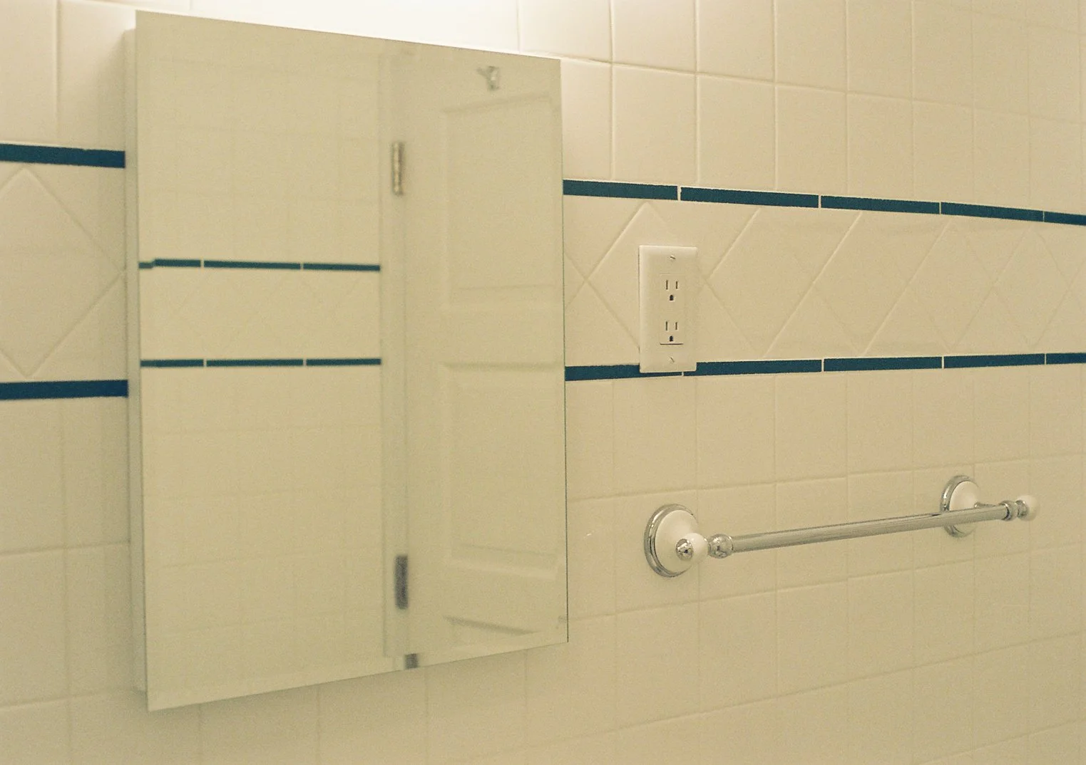 Outside the tub area I changed color of 45°decorative row black to white