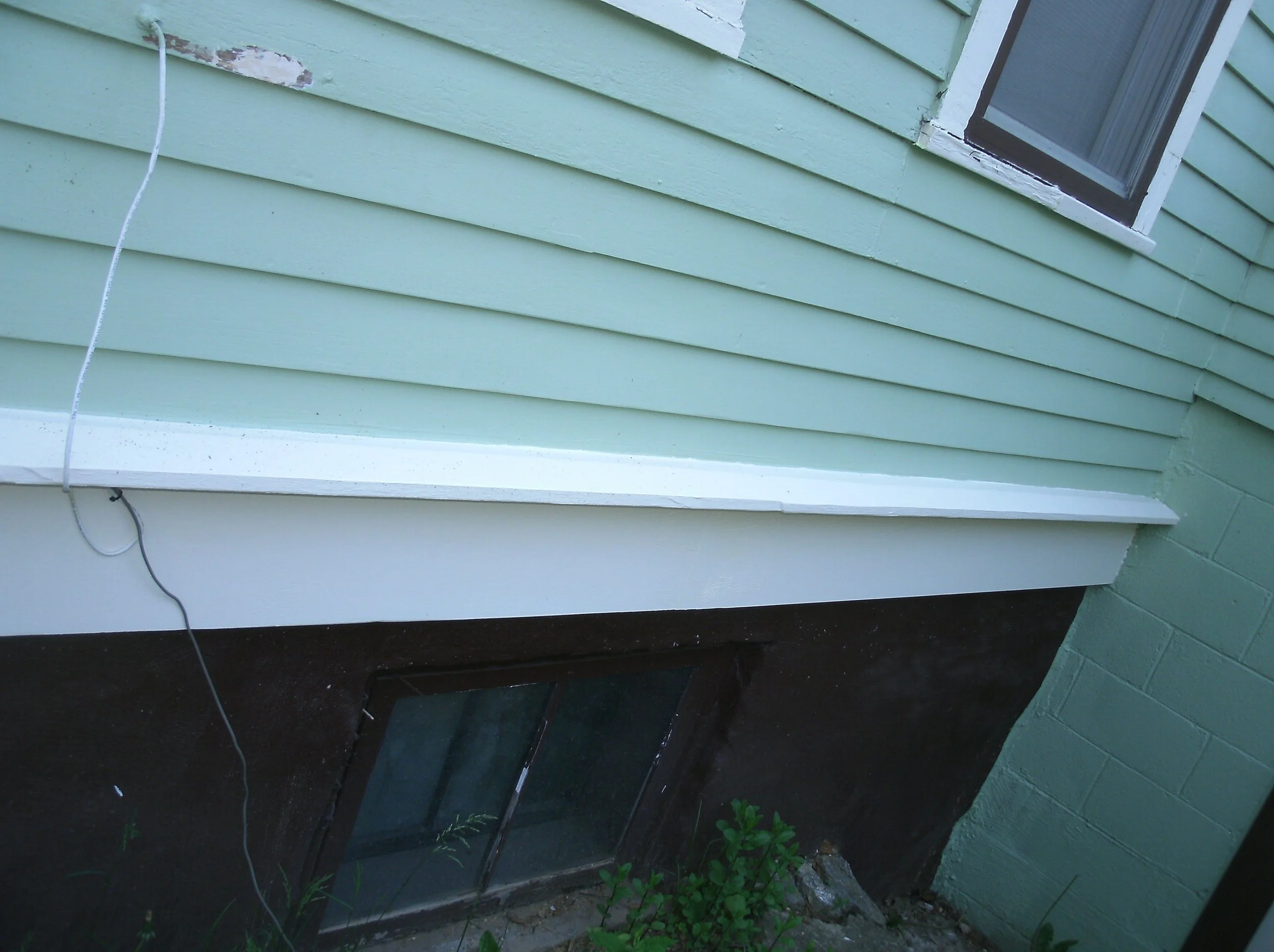 Finished view of wall wood: siding, drip edge, facia under drip edge painted