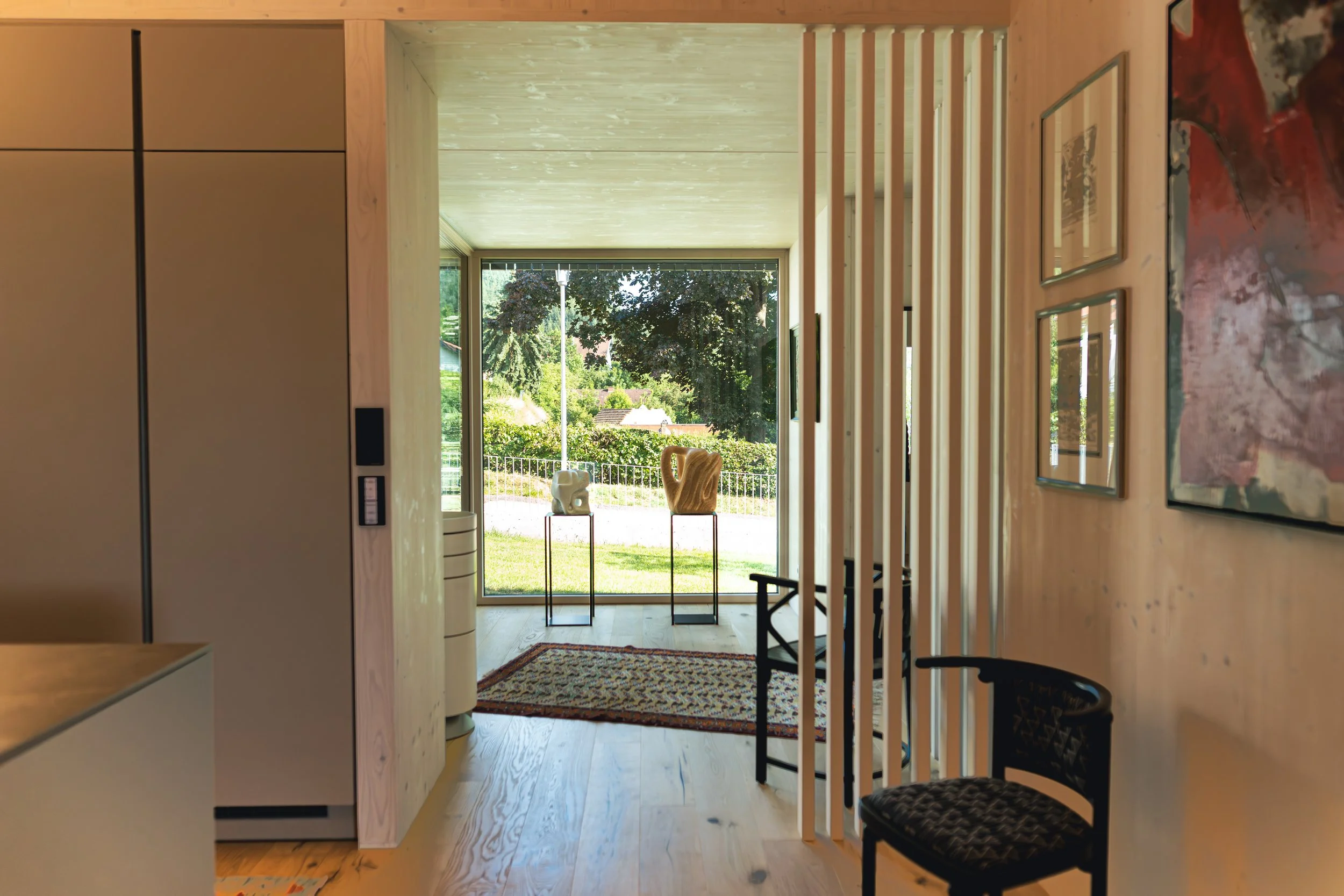 Innenraum eines modernen Hauses mit Blick nach draußen auf Garten.