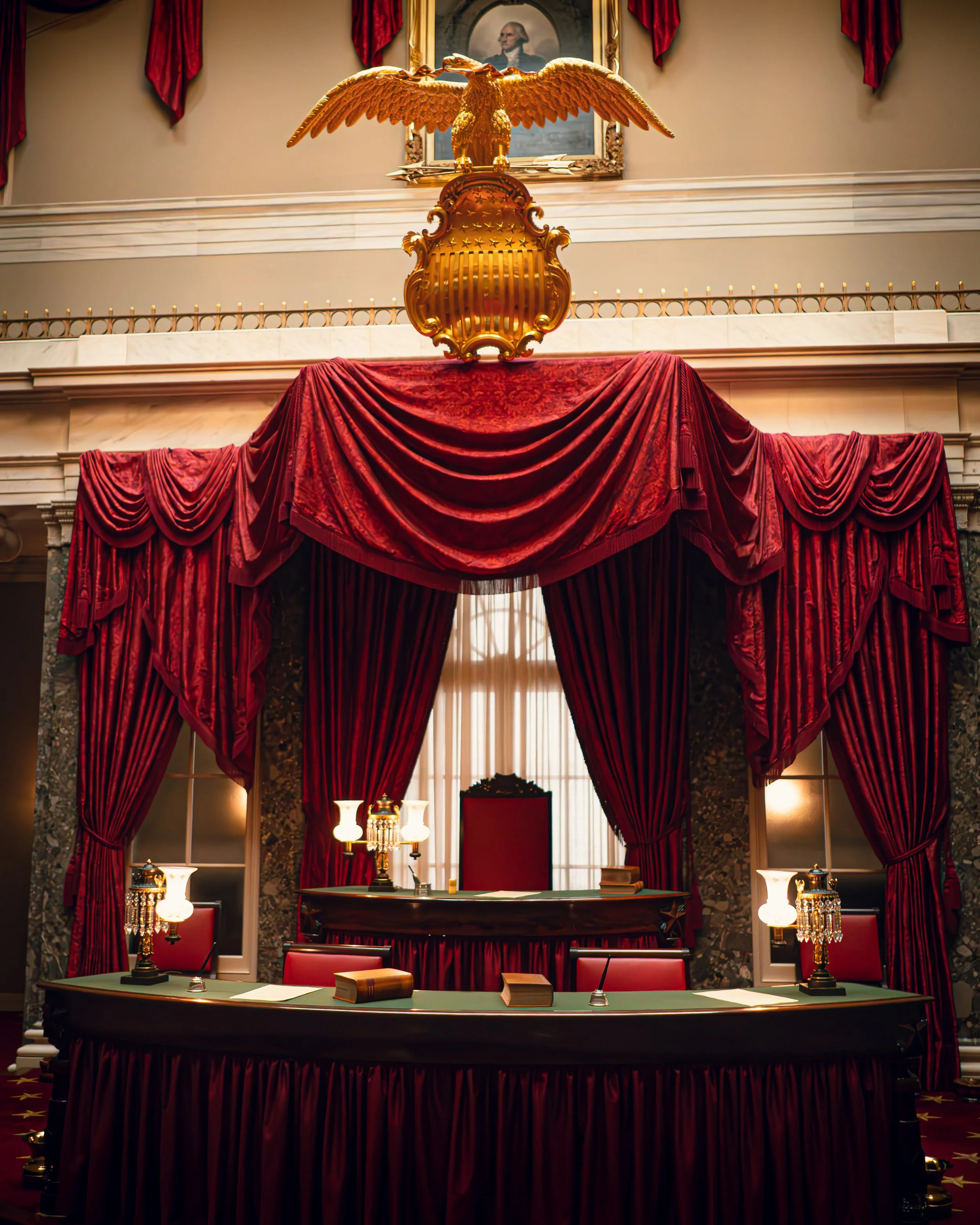Richterstuhl im US-Senatsaal mit rotem Samt und goldener Verzierung, darunter ein goldenes Adleremblem.