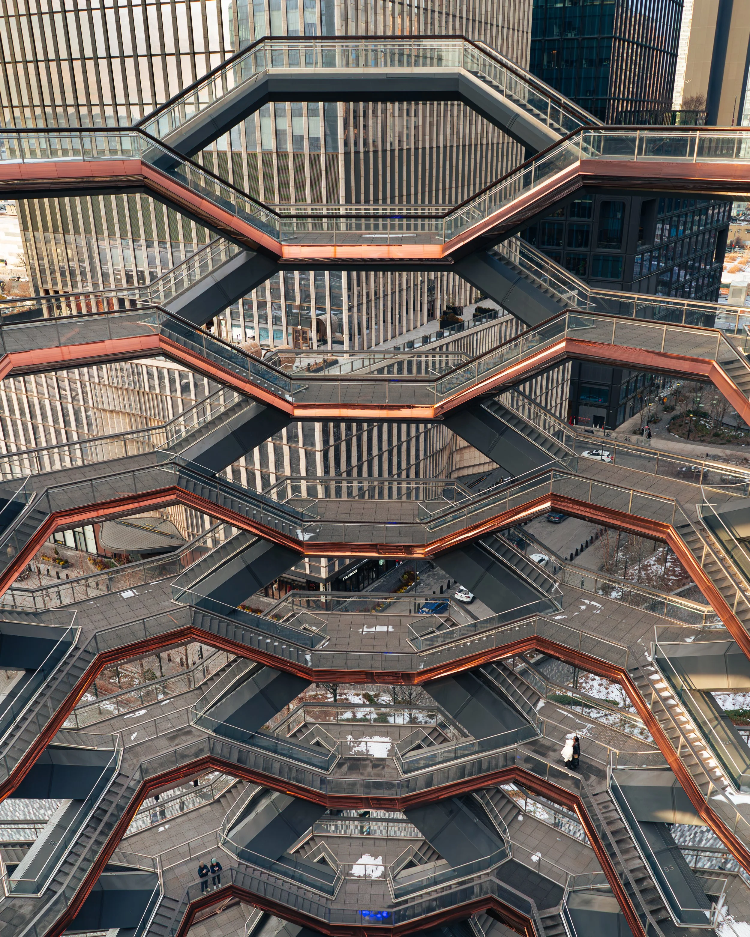 Mehrstöckige Kreuzung mit transparenten Brücken in einem modernen Bürogebäude, Außensicht