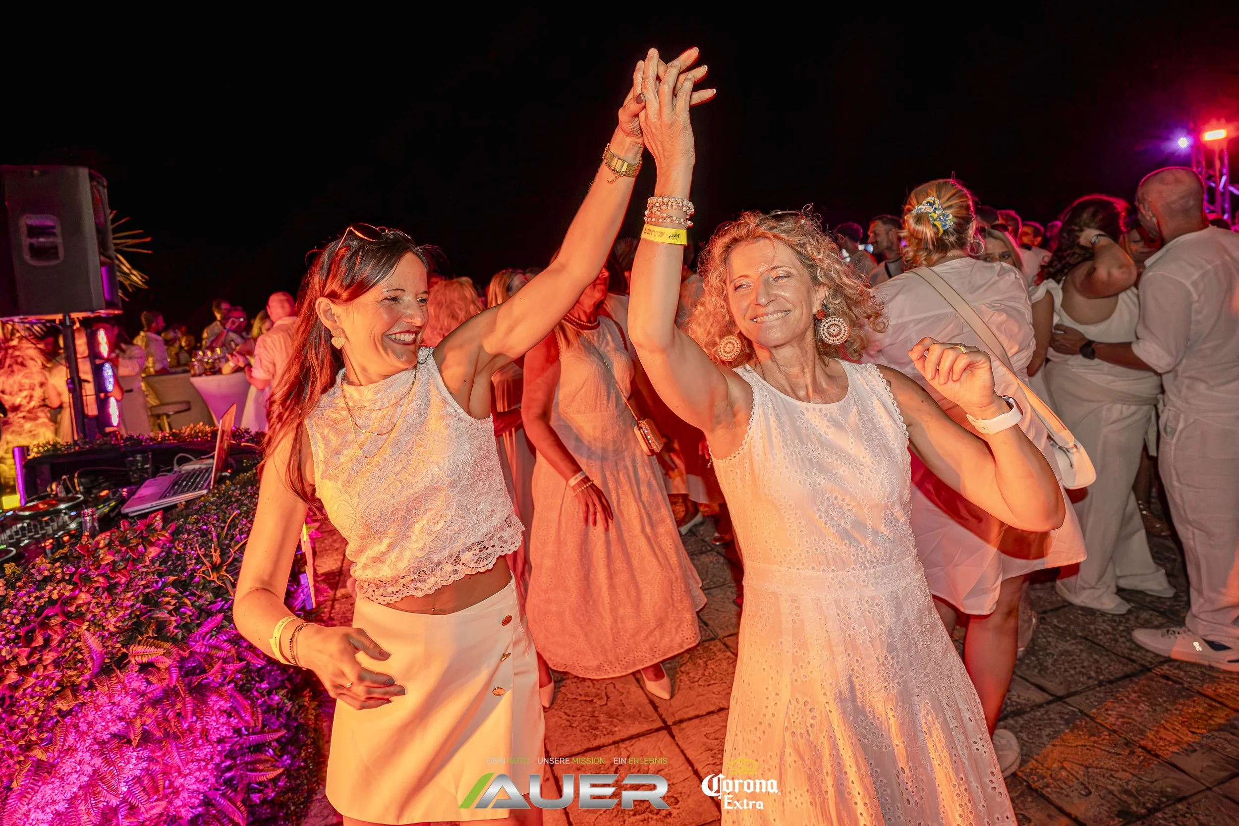 Sunset-Lounge_All_White -54.jpg