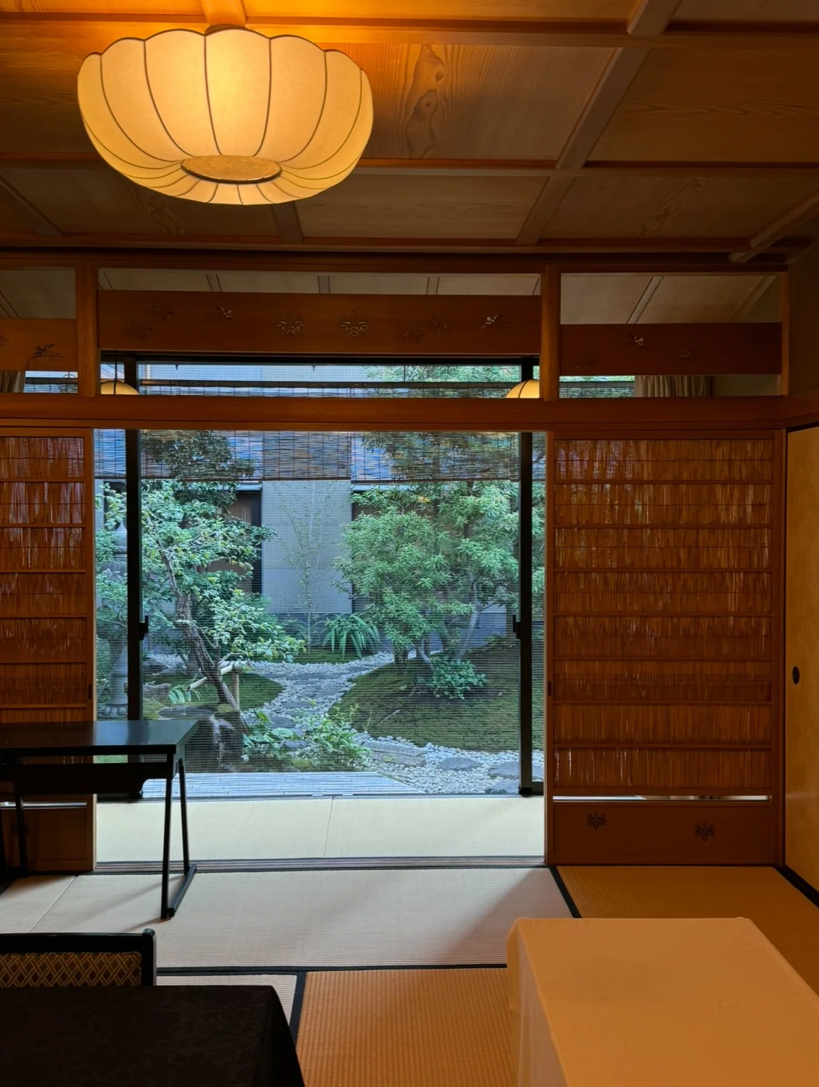 A view of nature captured in stillness, yet alive with passing time – much like kaiseki itself. At Uosaburo in Kyoto, every dish is a dialogue between nature, heritage, and temporality. Read the full story on how dashi and seasonality embody the rhyt