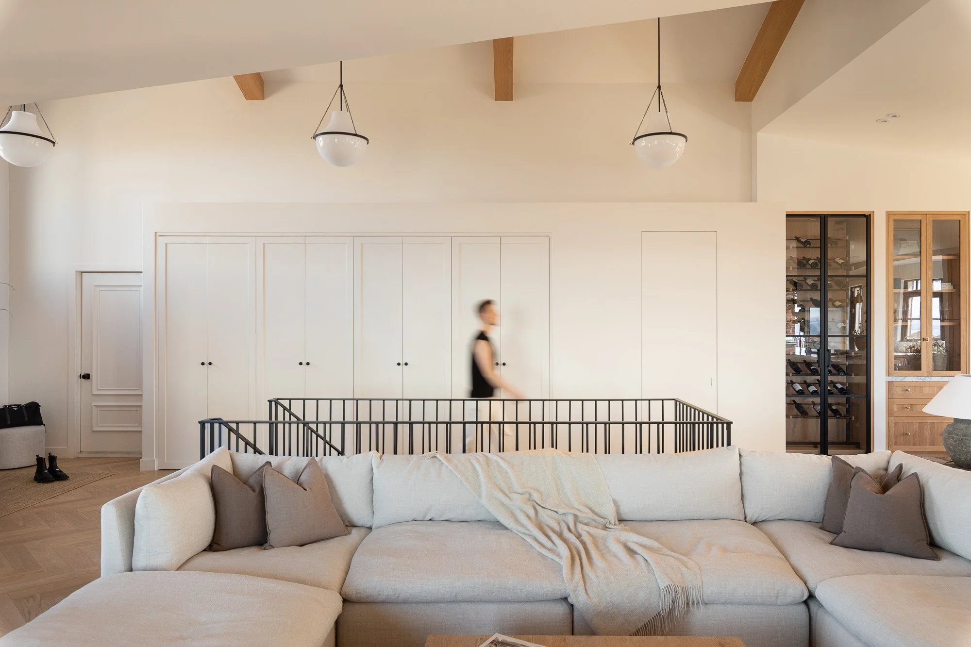 Aménagement sur mesure d'une entrée et d'un salon ouvert pour le projet Résidence VBLR par Ateliers Royer.