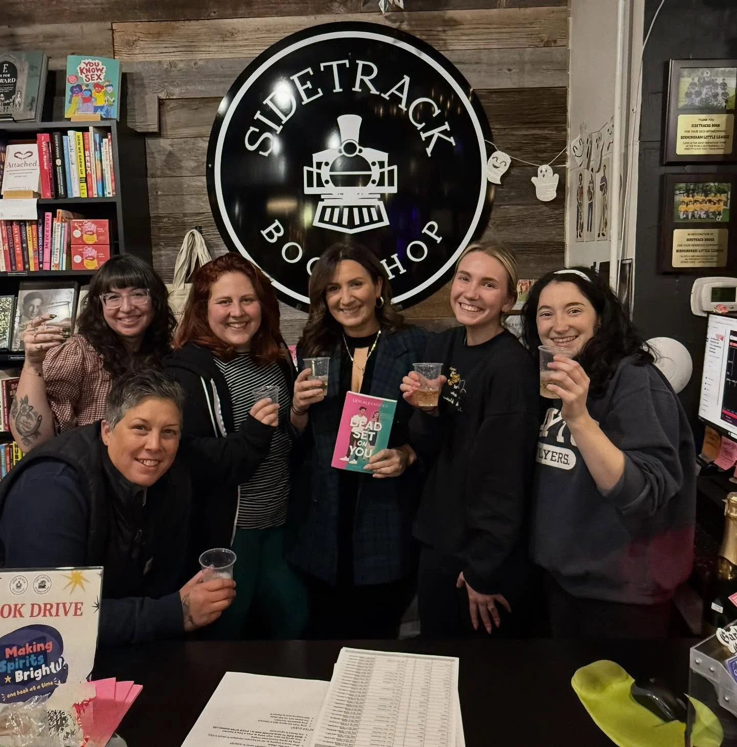 DEAD SET ON YOU is one week old! 🖤

One week since Evie and Rafael made their debut &mdash; and I&rsquo;m still feeling wildly grateful. Launch night at @sidetrackbookshop was everything I dreamed of and more: family, friends, laughter, champagne, a