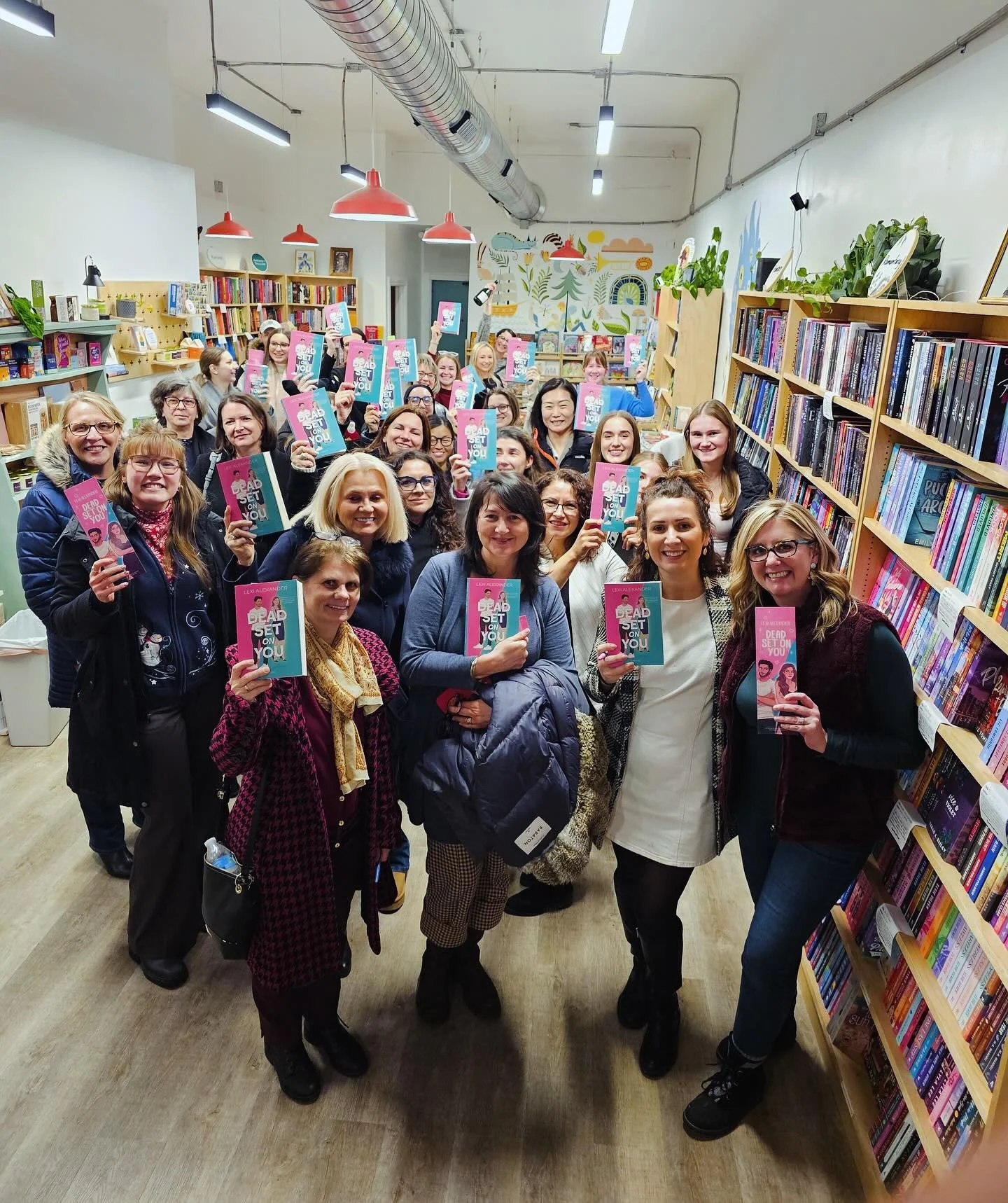 Last night was a dream! ✨

Not only did the event sell out at @loveandotherbooks, but so did every copy of Dead Set on You! 🥹

Huge thanks to the team at Love &amp; Other Books for hosting such a warm, joyful, and unforgettable night &mdash; and for