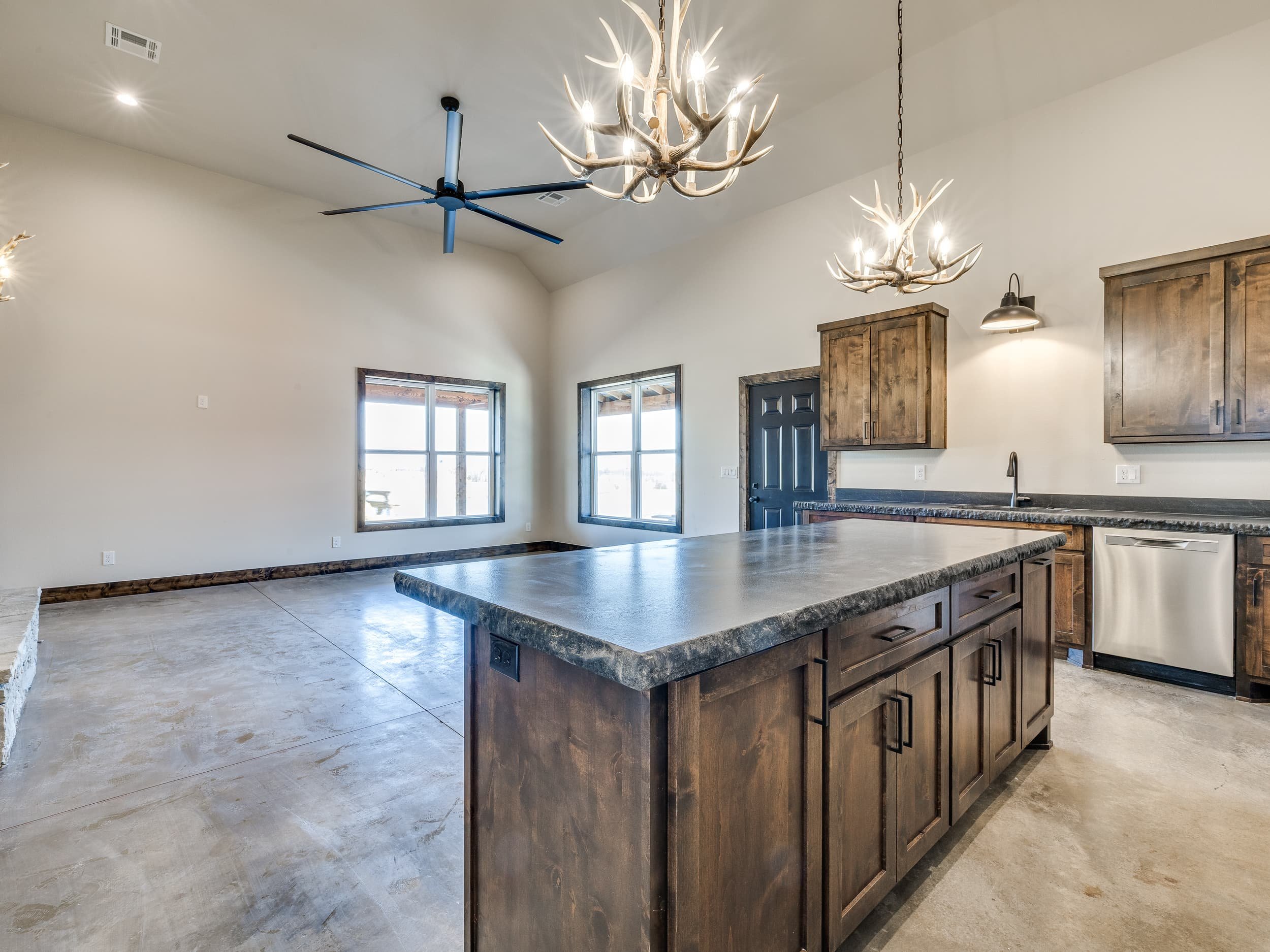 Owasso Custom Homes | Sandstone Barndominium 1