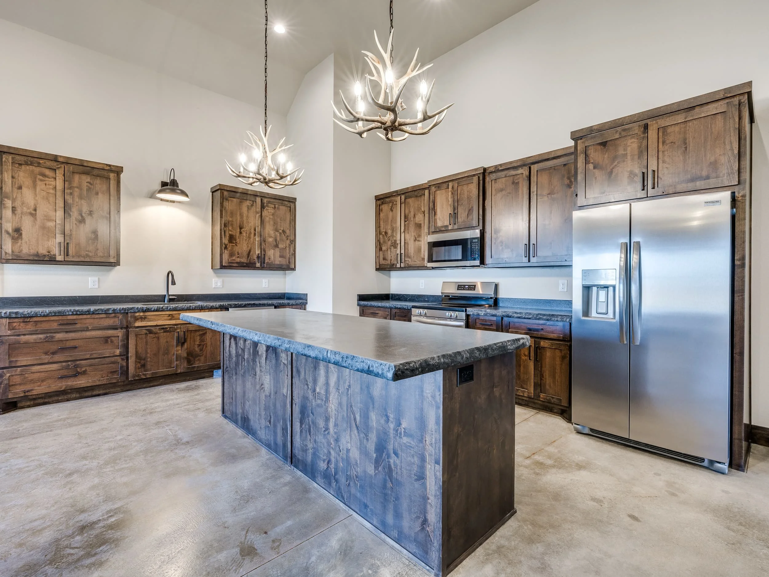 Owasso Custom Homes | Sandstone Barndominium 1