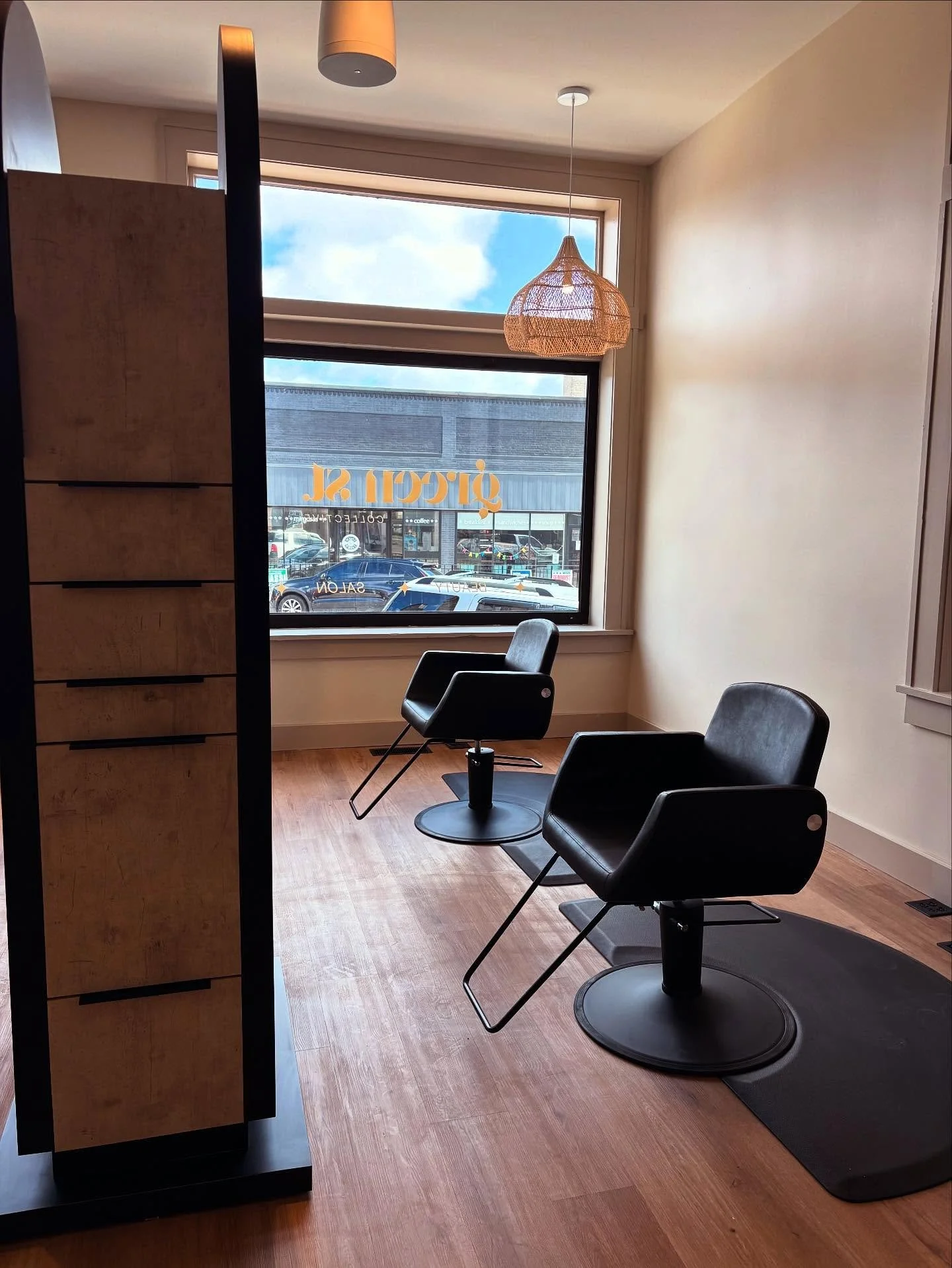 Calling all stylists 📢  Downtown Mchenry is waiting for you 
&bull;
&bull;
&bull;
&bull;
#downtownmchenry #mchenrycountyil #mchenrycountyil #chicagosalon #mchenryhairstylist #mchenryhairsalon #crystallakeillinois #downtowncrystallake