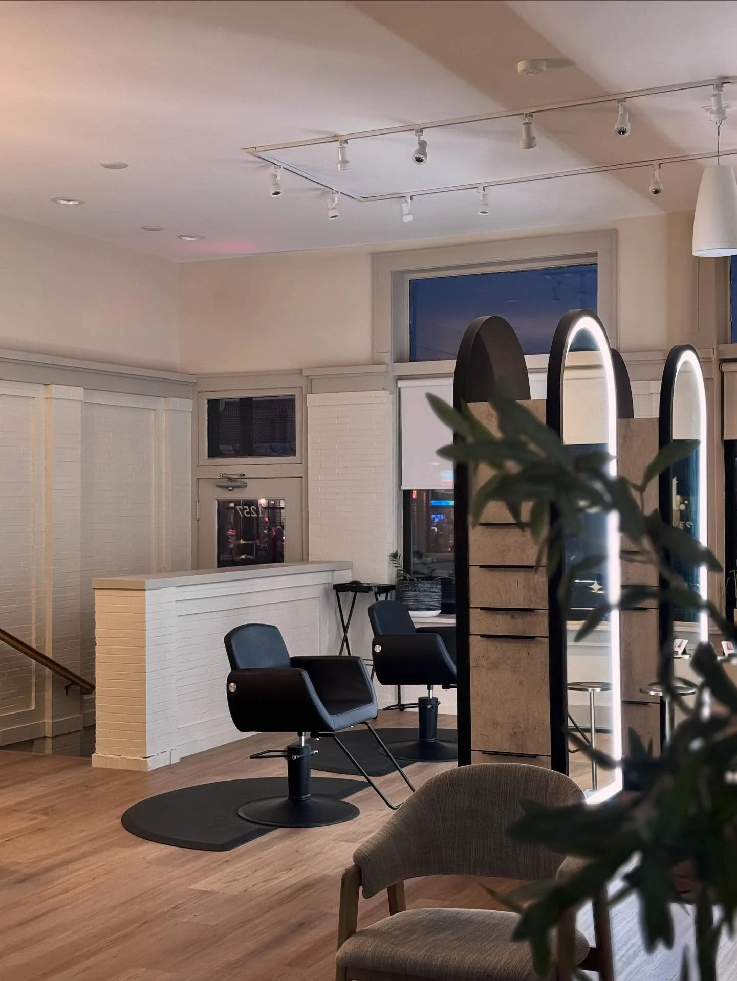 Nighttime on Green St. 
&bull;
📸 @thekatcollective_ 
&bull;
&bull;
&bull;
#downtownmchenry #mchenrysalon #mchenryhairstylist #mchenryhairsalon #downtowncrystallake #crystallakehairstylist #crystallakeillinois #algonquinhairstylist #algonquinhairsalo