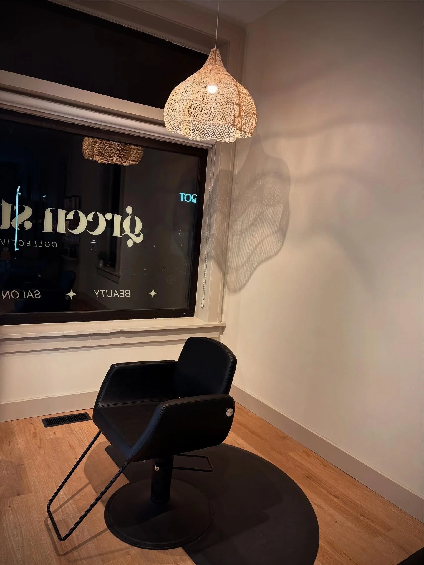 Night vibes 🌙✨
&bull;
&bull;
&bull;
&bull;
#downtownmchenry #mchenrysalon #mchenryhairstylist #mchenryhairsalon #crystallakesalon #downtowncrystallake #mchenrycounty #mchenrycountyil #modernsalon