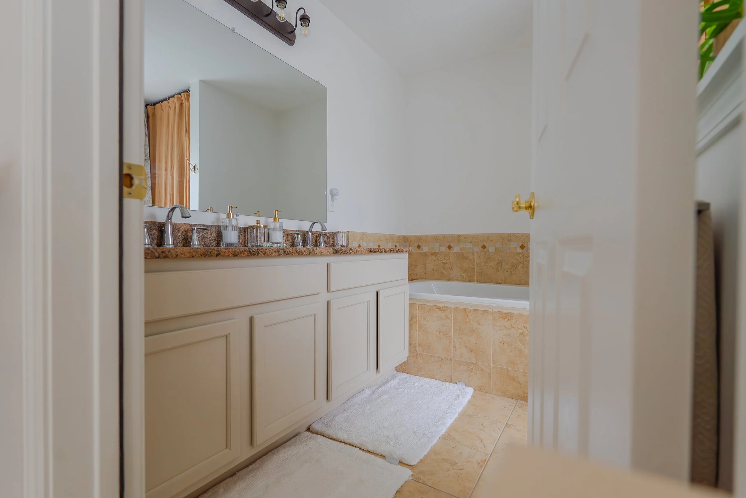 ROOM 3_En-Suite_05_DSC00292-Enhanced-NR.jpg