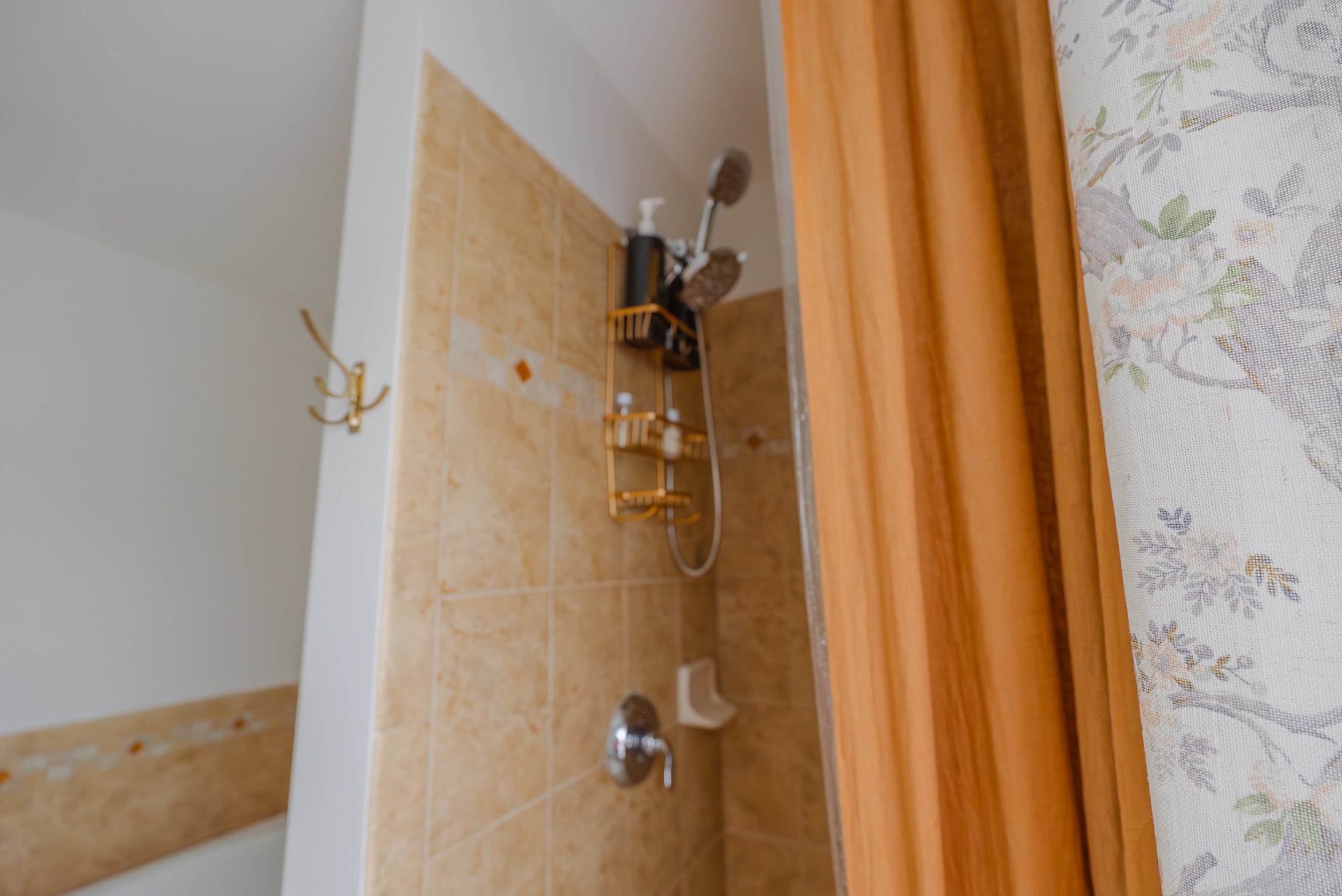 ROOM 3_En-Suite_011_DSC00301-Enhanced-NR.jpg