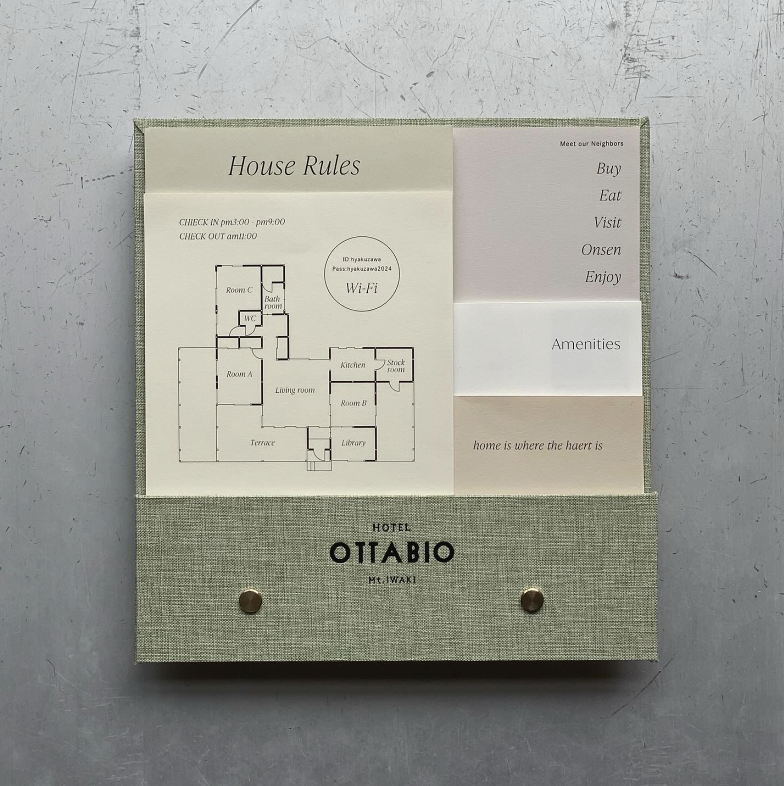 ホテルの案内板とフロアプランの見取り図