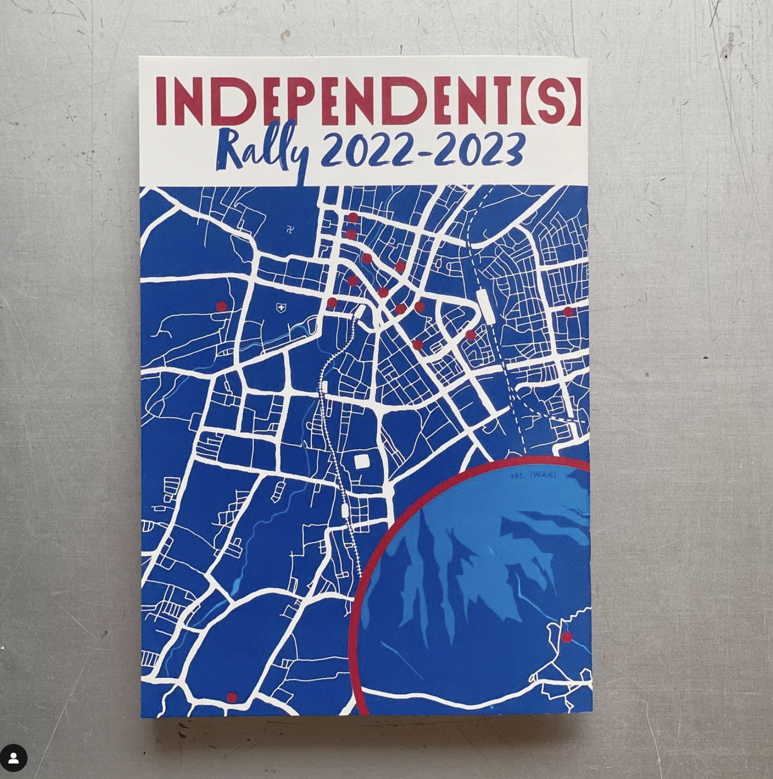 インディペンデントのラリー2022-2023のパンフレット、青色の地図と赤い点が散在している。」}title:  インディペンデントのラリー2022-2023のパンフレット、青色の地図と赤い点が散在している。