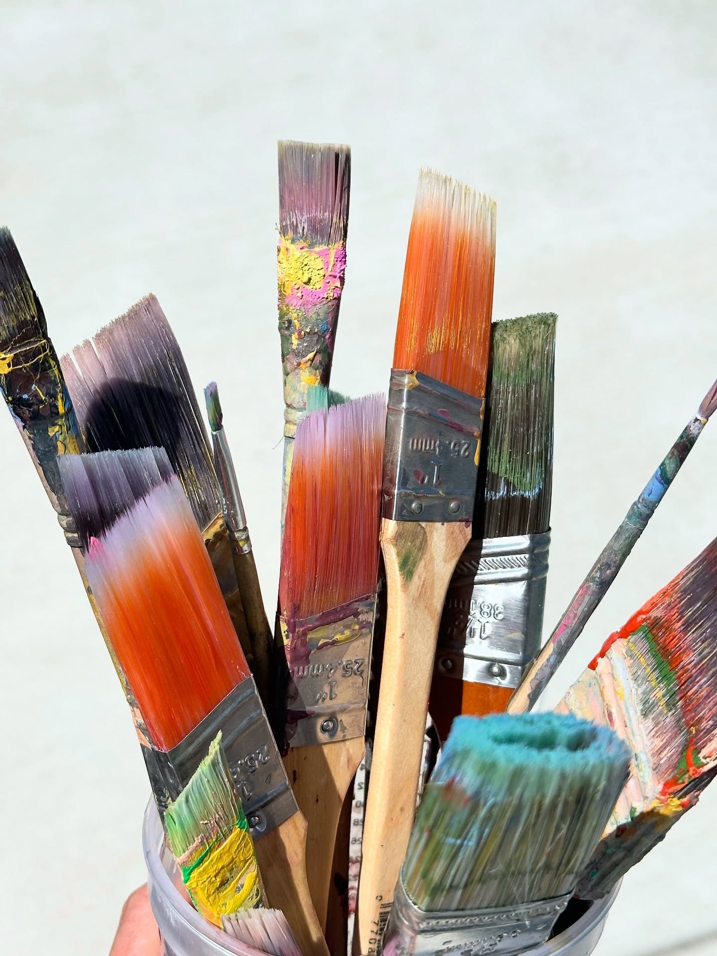 NorCal bound 🖌✨ One thing I never leave behind? A paintbrush. Home is wherever the brush goes. 

.
.
.
.
.
.
.
.
#artbyalifutrell #norcal #californiaartist #californiapainter #californiasunset #roadtrip #muralist #muralart #paintbrush #gallerywall #