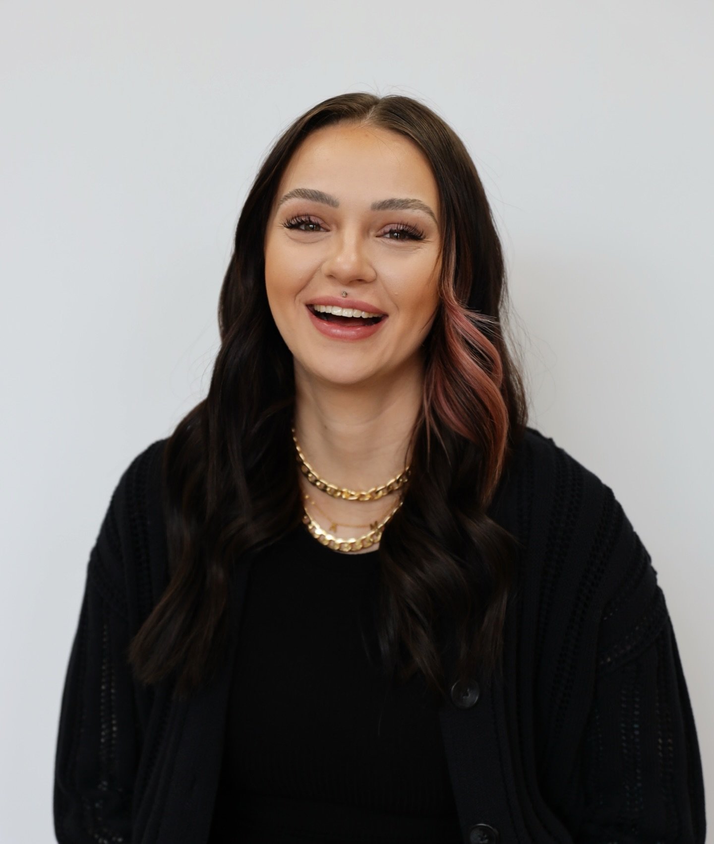 ✨ MEET SHELBY ✨
Hi I&rsquo;m Shelby Scillieri! I specialize in extensions and lived in color and I&rsquo;m usually running on a brown sugar oatmilk shaken espresso! My fav snack is gummy worms. My go to product behind the chair is always Design Me Te