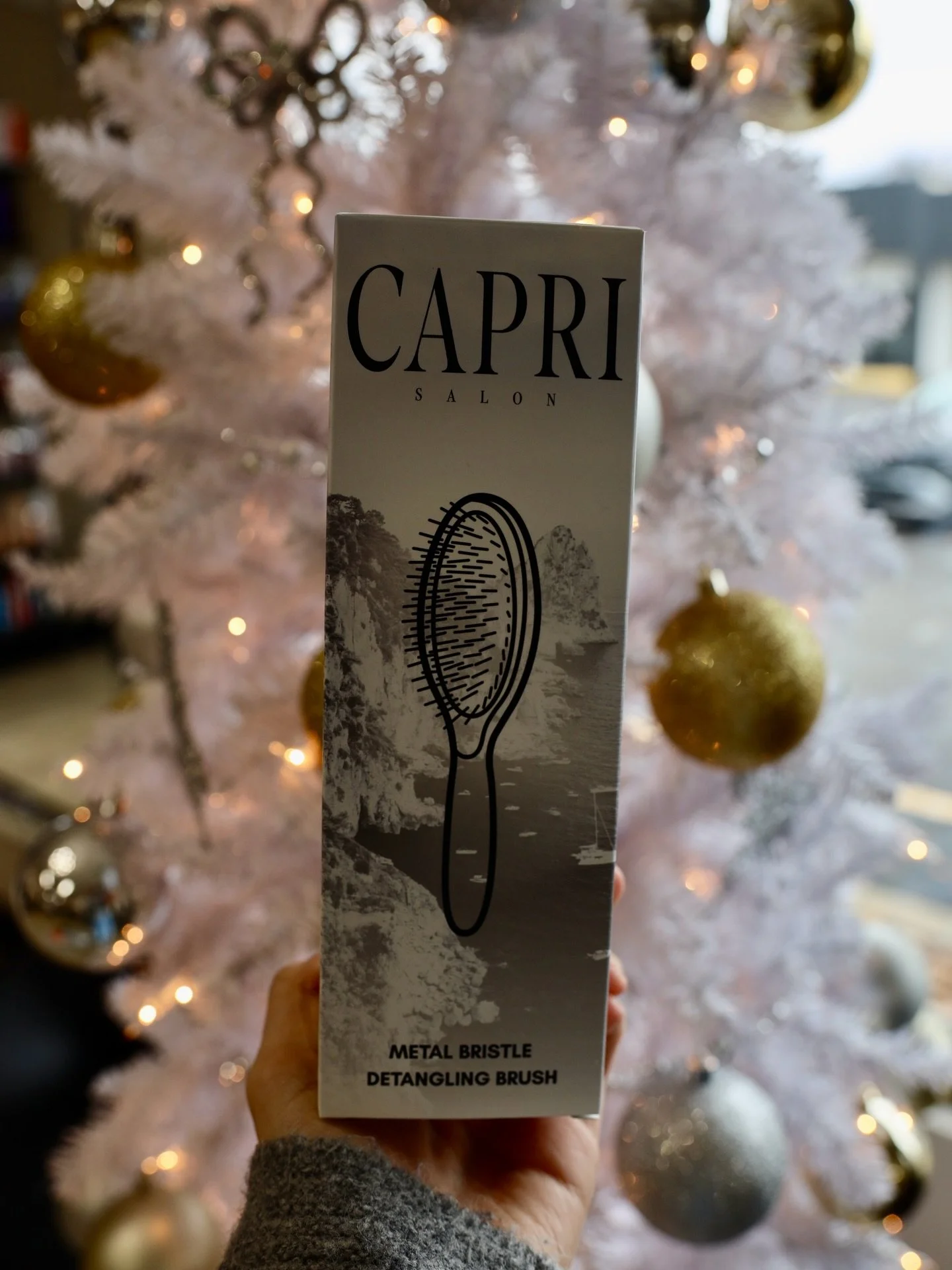 We are so excited to introduce our Capri Salon metal detangling brushes ✨

Metal brushes are a game changer because they create less friction while brushing which means less pulling less breakage and less stress on the hair. They also help reduce sta