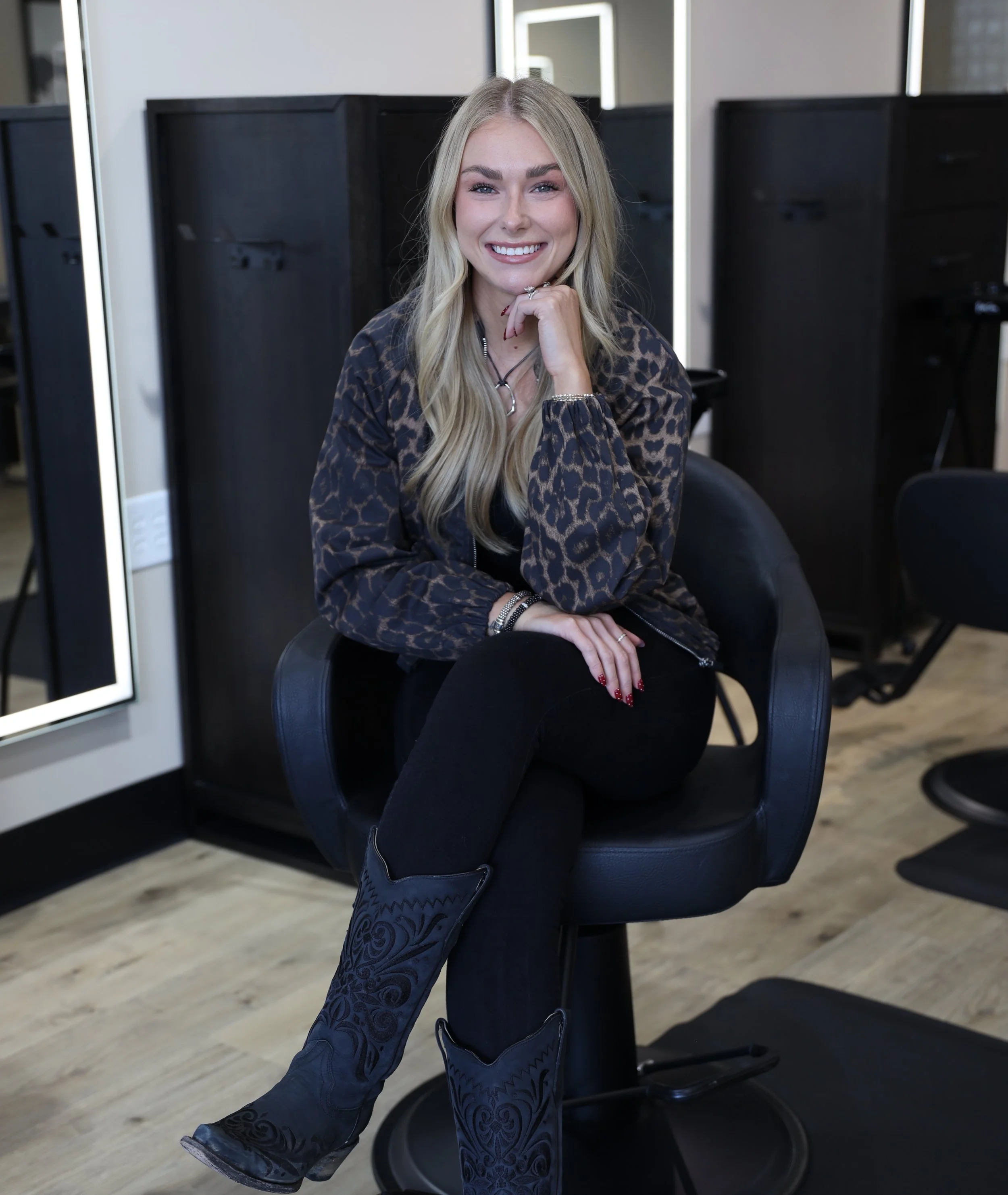 Hey babes, I&rsquo;m Sarah Leonard!🫶🏼

I specialize in custom blonding, concealed bead extensions, and luxury hair transformations. I am very passionate about creating personalized, low-maintenance color that enhances each guest&rsquo;s natural bea