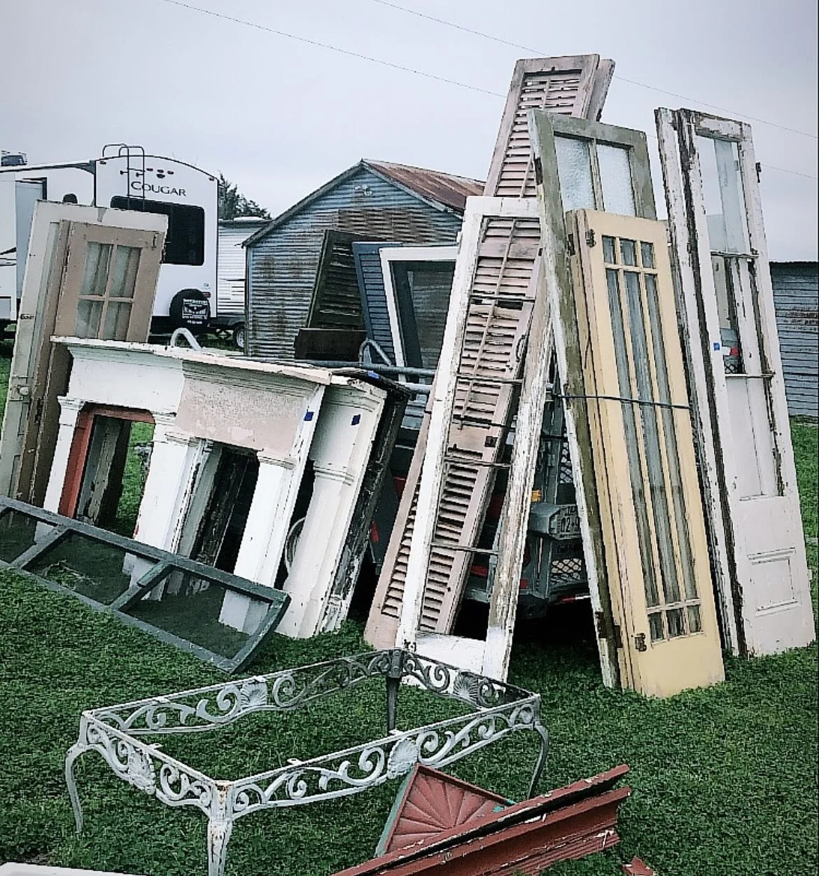 These fields .. this vintage small shop gathering &hellip; it&rsquo;s a bit of what pushed me to create @_vintagenearme_ .. Cause Not all Vintage Small Business owning shops are the easiest to be finding .. sourcing for these treasures for your home 