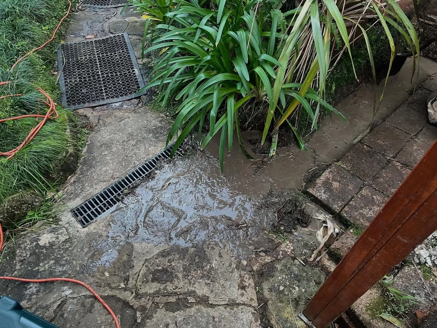 Giving a helping hand to our friends over at @reidsdale_co to complete a sub soil drainage job in Newport ☀️
Leaving every site clean and tidy ensures a happy customer 🧹

If you&rsquo;re experiencing a pooling of water in your garden or under your h