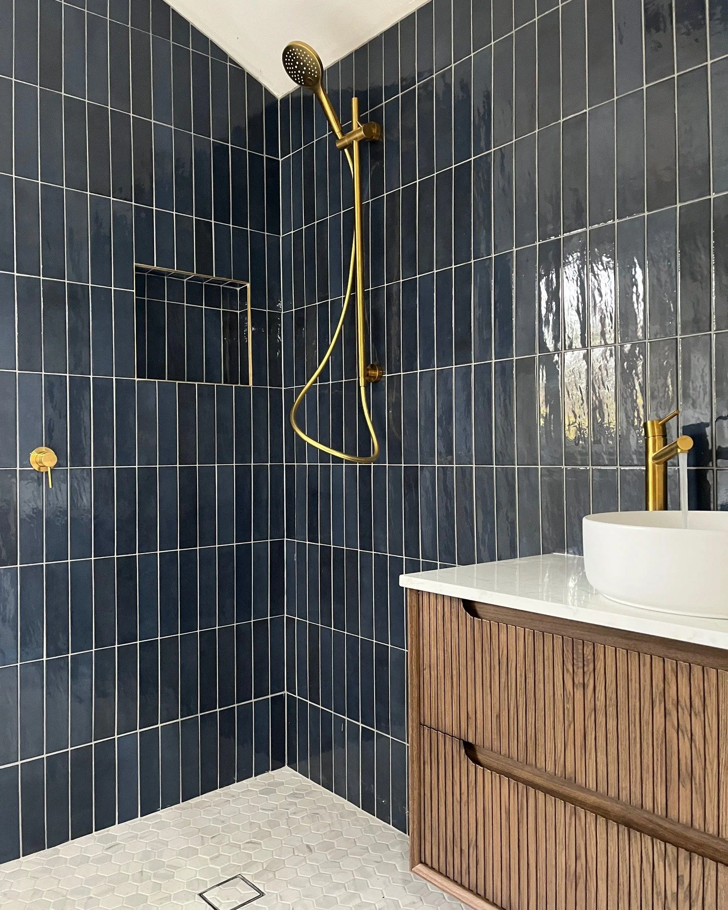 Sorry I&rsquo;ve been a bit quiet lately &mdash; things have been full steam ahead getting homes ready for the holiday season! 👷&zwj;♂️🎄
From bathroom makeovers to kitchen upgrades and laundry refreshes, it&rsquo;s been great helping clients get th