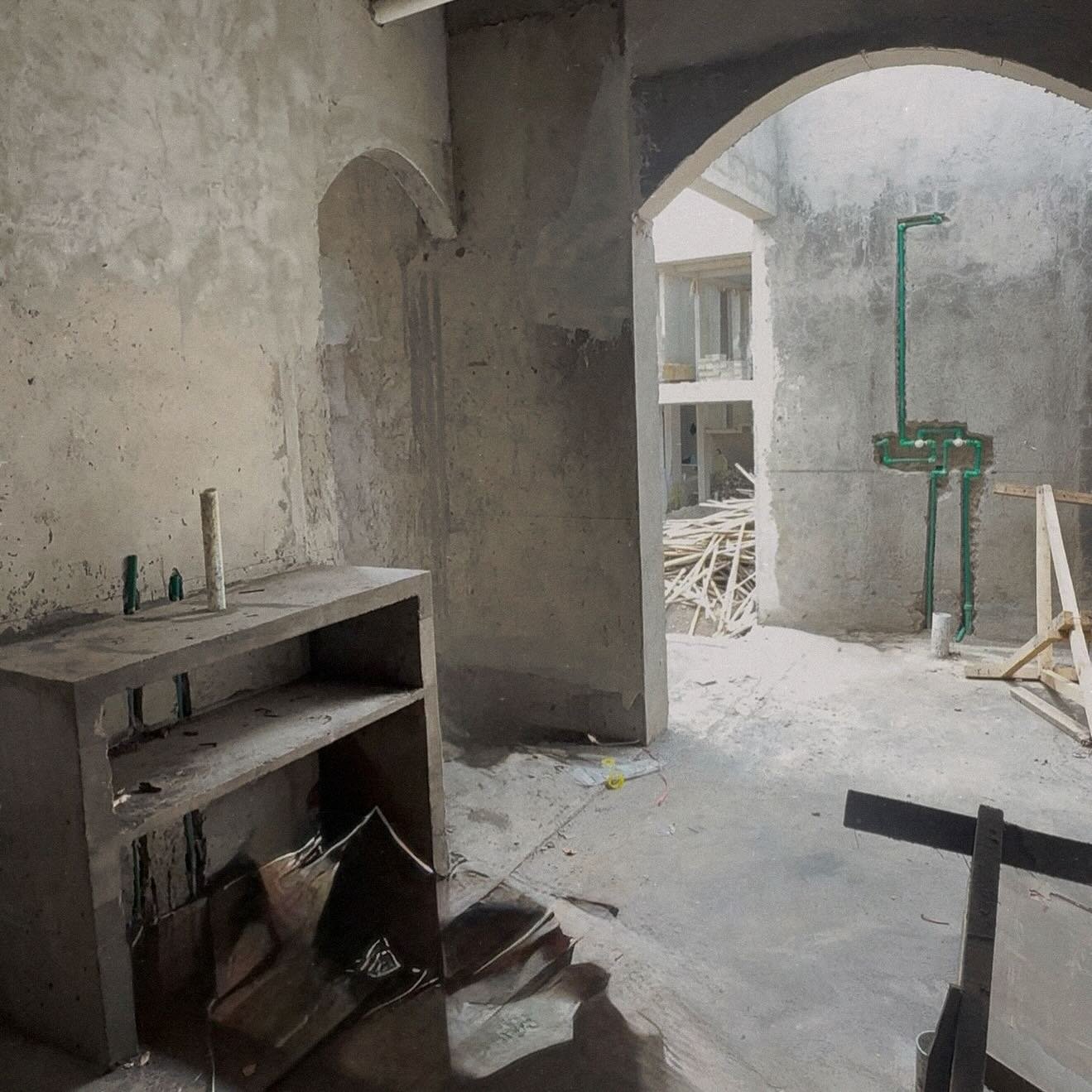 &bull;
Swipe to see the transformation of this bathroom, from raw concrete and plumbing to a serene, tropical-inspired retreat.
At MAR MAR, we design every detail with purpose, balancing texture, light, and natural materials to create timeless spaces