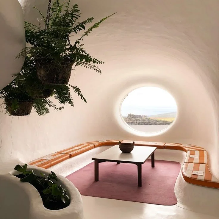 C&eacute;sar Manrique and his volcanic house in Lanzarote are a key reference for understanding how architecture can integrate with the environment without altering it.
&bull;
Manrique used natural volcanic bubbles to create a living space that not o