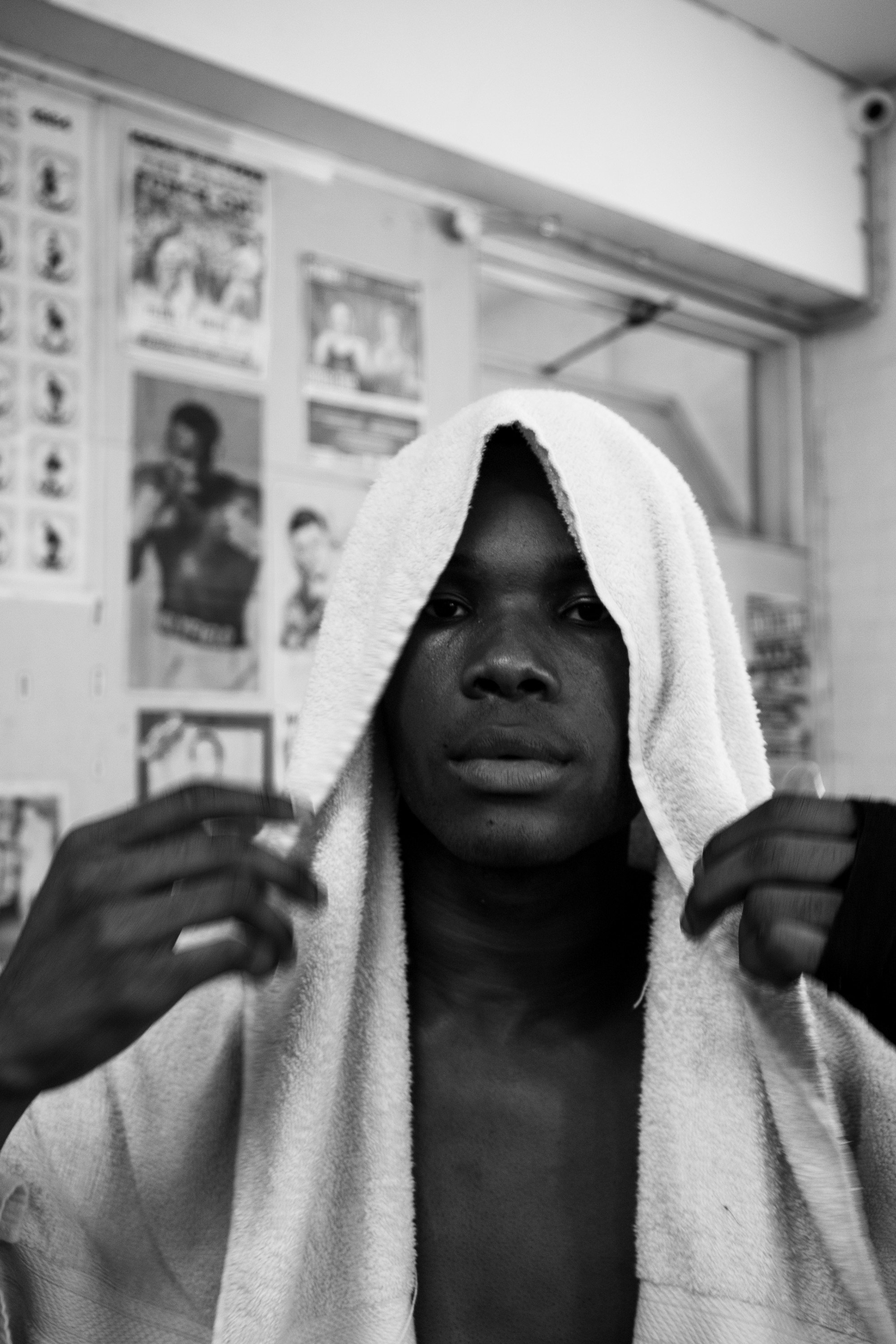 capture-by-grace_male-boxer-portrait_black-and-white-photography.jpg