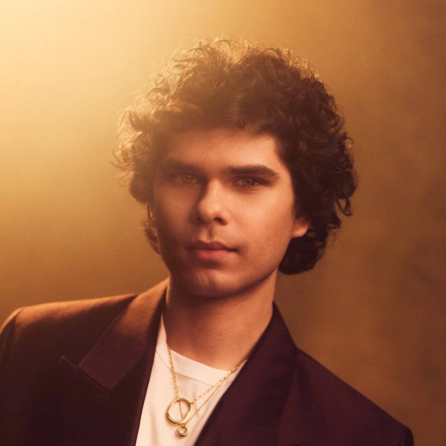 Portraits with @budjerah to support his latest single Want You Back with @warnermusicaustralia. We shot this on the golden @schmidlibackdrops at @thefront118 studio. And it was another shoot where we used @aputure.lighting constant lights so we could