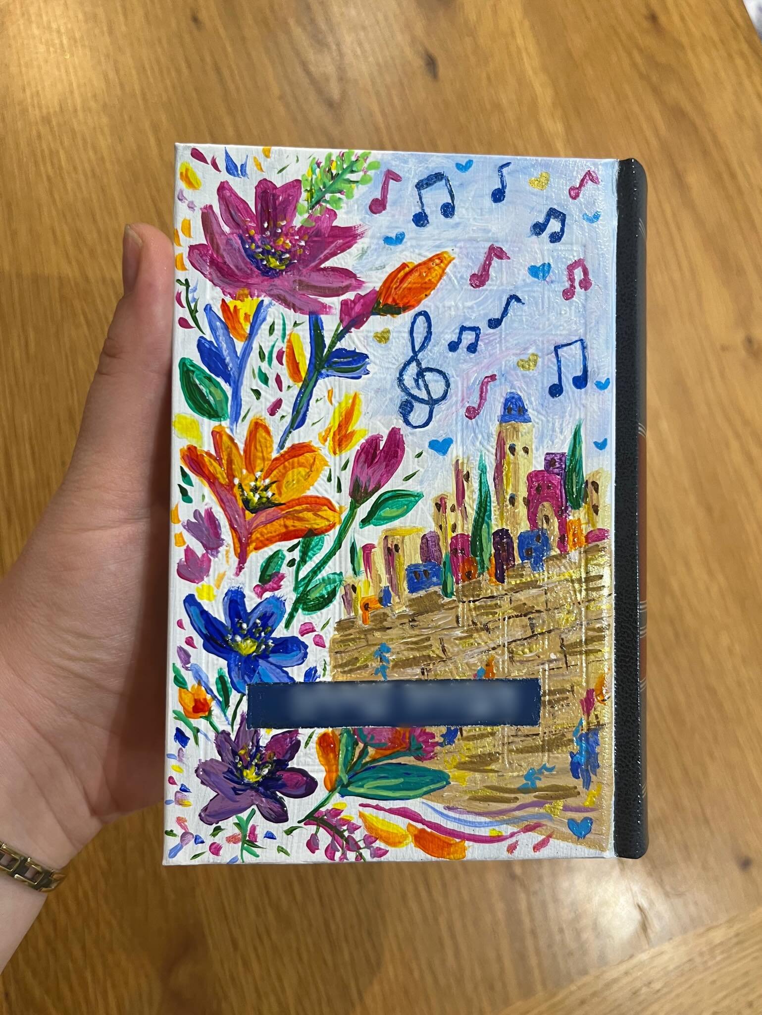 There&rsquo;s about to be one very happy bat mitzvah girl&hellip; 🤩🩵🩷💜🎼🎶🎵🌆📖 @korenpublishers @korenpublishersil make the greatest siddurim and with an added painting makes the greatest gift! #siddurpainting #jewishart #israelart #meaningfulg