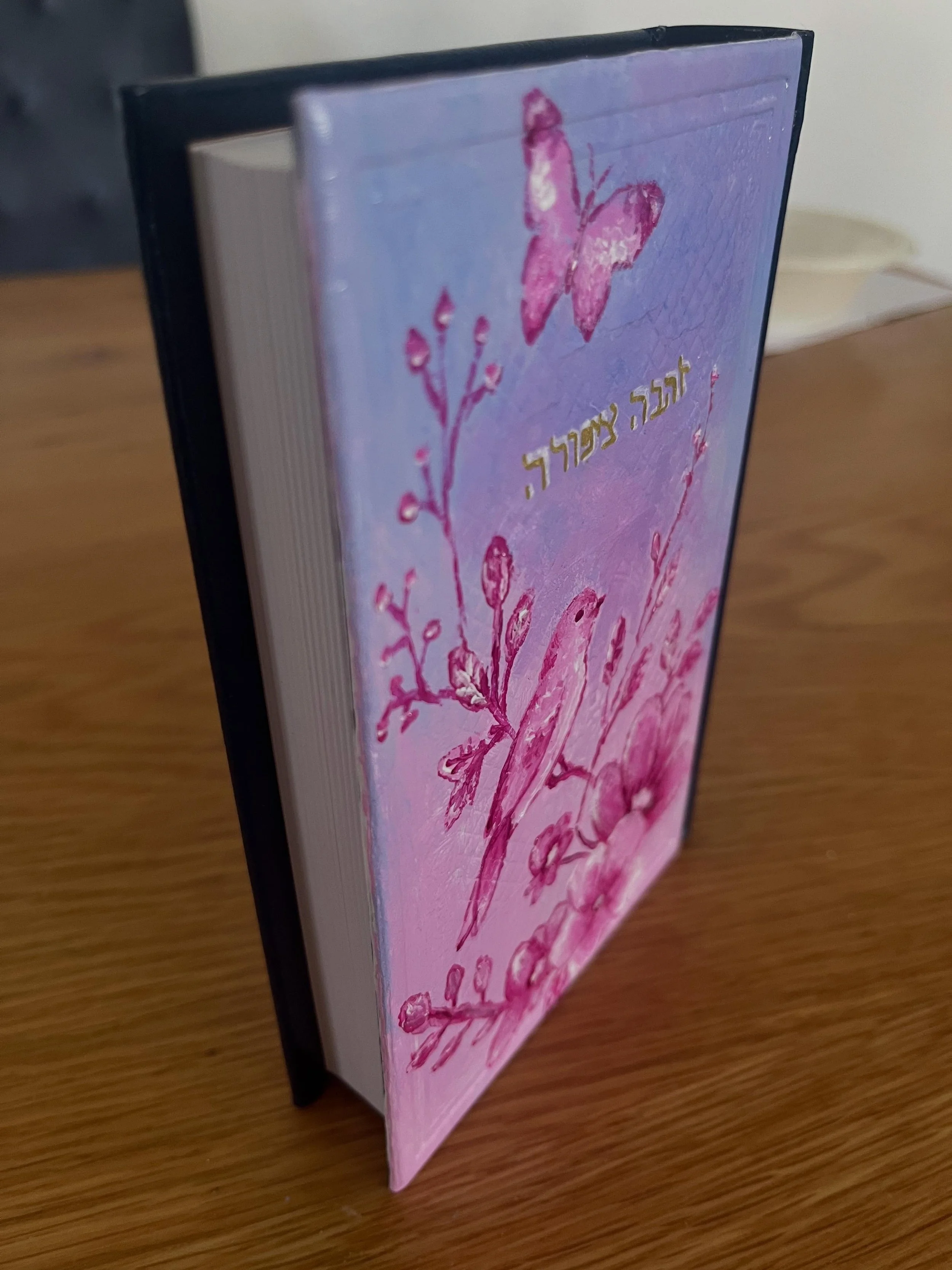Pink on pink 🌺🩷🌸 I was told &ldquo;make it pink and with flowers&rdquo;&hellip;.I decided to add a bird and some nature and turned out her middle name is ציפורה&hellip;. Some things are just מתאים 🤩 #siddurpainting #elevateyourtefilah #jewishart 