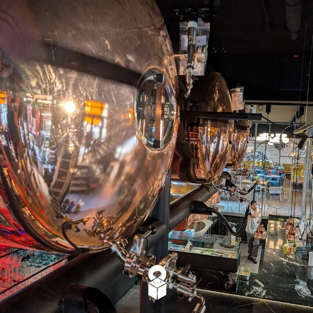 🍺 Frisches Tankbier in Leipzig 

Gestern hat Donna Leipzig seine T&uuml;ren ge&ouml;ffnet &ndash; und serviert jetzt frisches Tankbier direkt von der Brauerei. 

Vier 10 hl Kupfer-Tanks h&auml;ngen von der Decke und bieten ein frisches lokales Pilsn