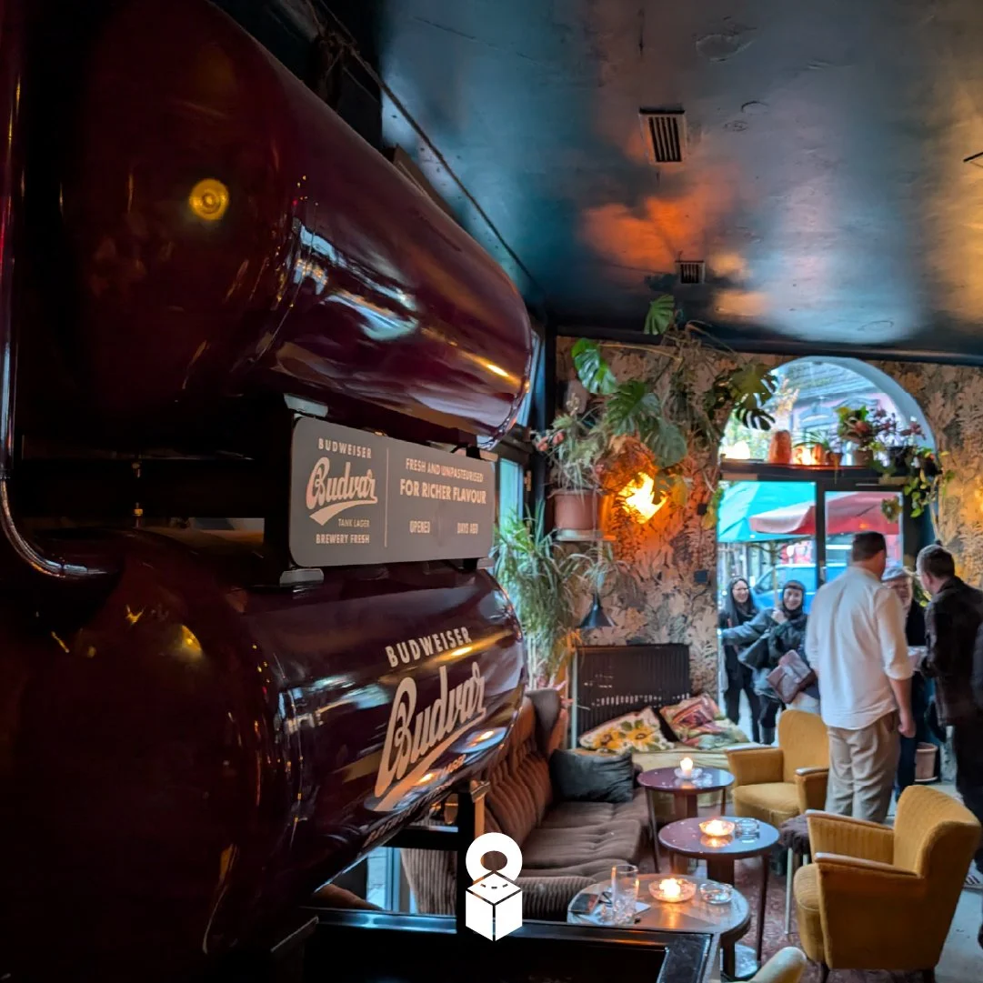 Neue Tanks bei @ginst_st.pauli, Hamburg! 💜

Wenig Platz? Kein Problem!
Zwei 250-Liter-Tanks &uuml;ber der Treppe und ein 500-Liter-Tank im Keller sorgen daf&uuml;r, dass das ungefilterte

@budweiser_budvar_germany weiterflie&szlig;t &ndash; und kein