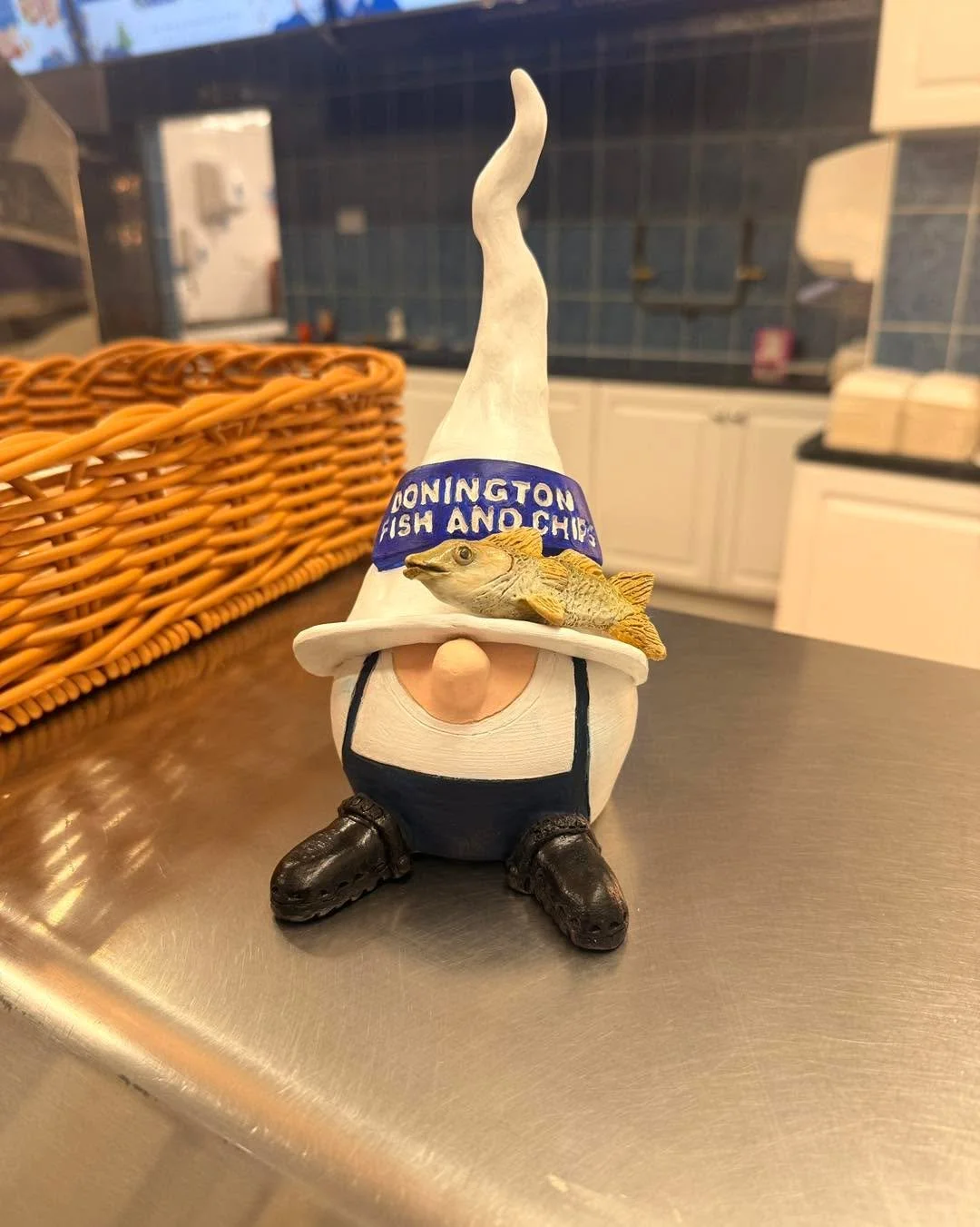 A big thank you goes to @dormypottery for this amazing piece of art custom made to resemble Kieran! 😍

Go check out their page for more amazing pottery work!

#doningtonfishandchips #artwork #dormypottery