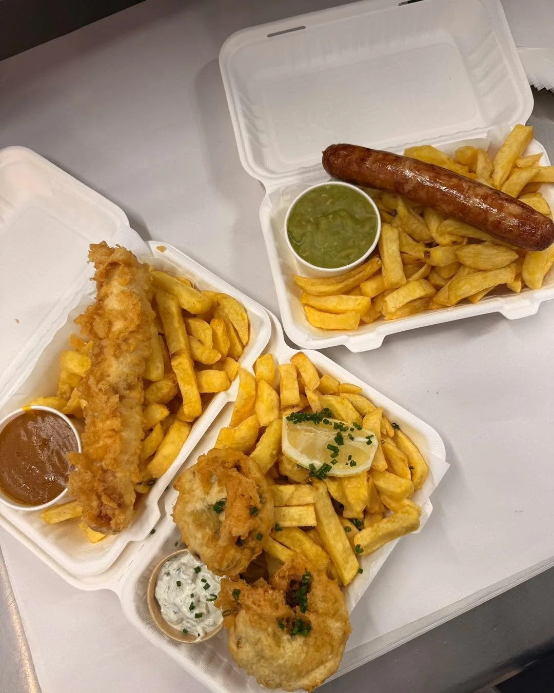 Deals for Days! 🥳

Did you know we always have Deals perfect for Lunchtime and Dinner Times! 😋

Lunchtime Deal* - &pound;5.95
Large Sausage, Homemade Fishcakes, or Fish Bites,  Small Chips,  and a Can of Drink🥤

Fish and Chip Dinner - from &pound;