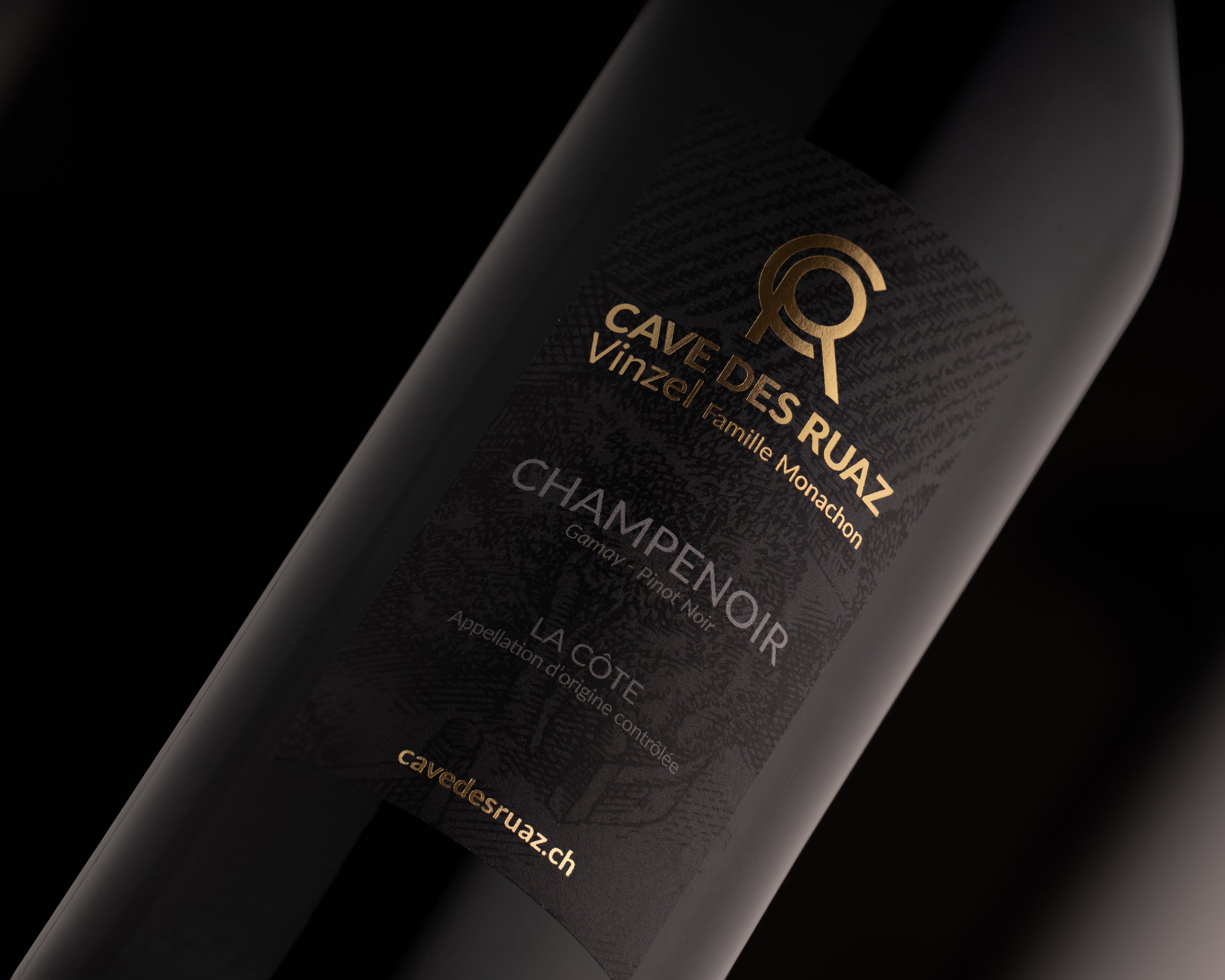 Champenoir de la Cave des Ruaz, à Vinzel, étiquette noire sous une lumière rasante