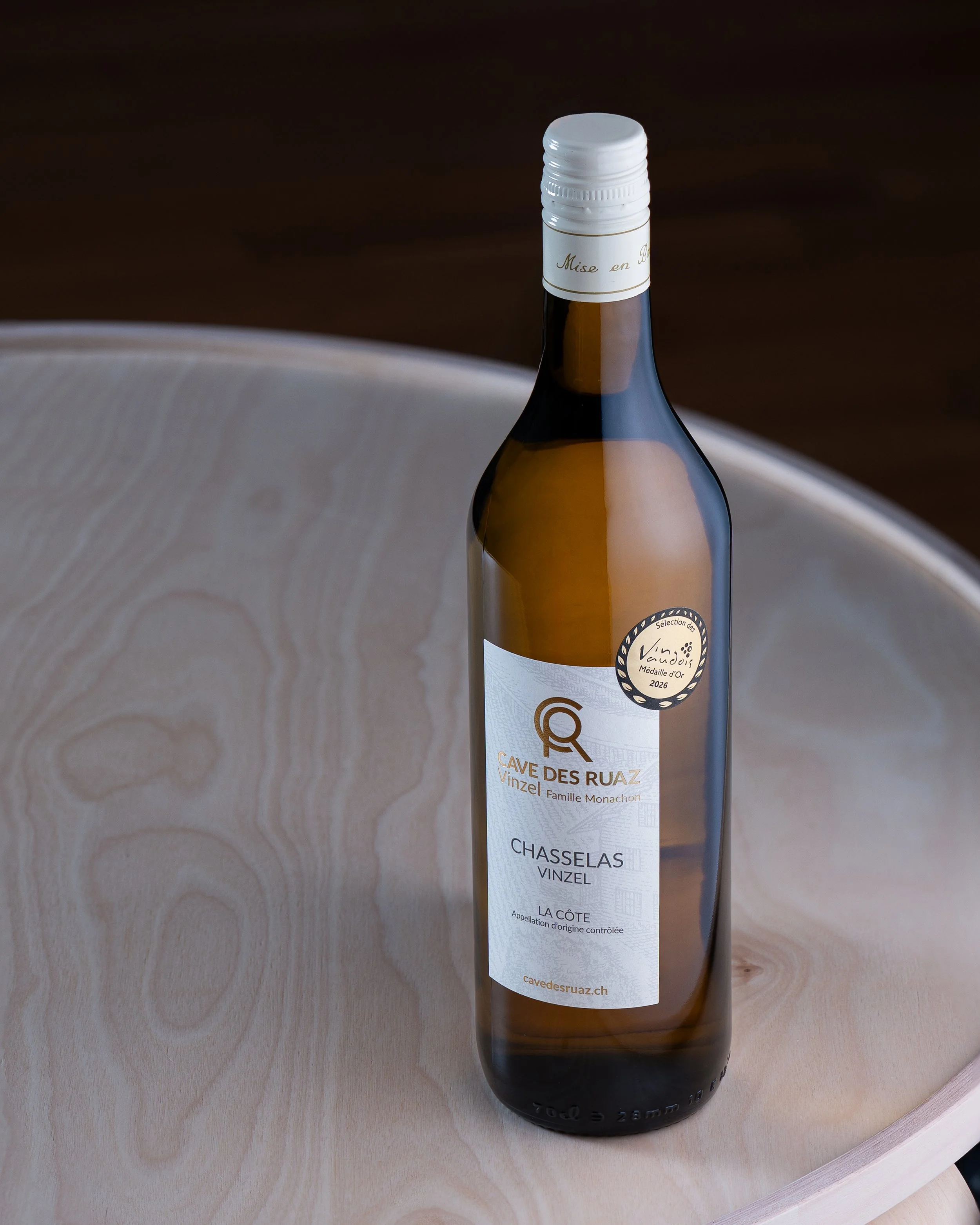 Chasselas de la Cave des Ruaz, posé devant un bois clair aux lignes courbes