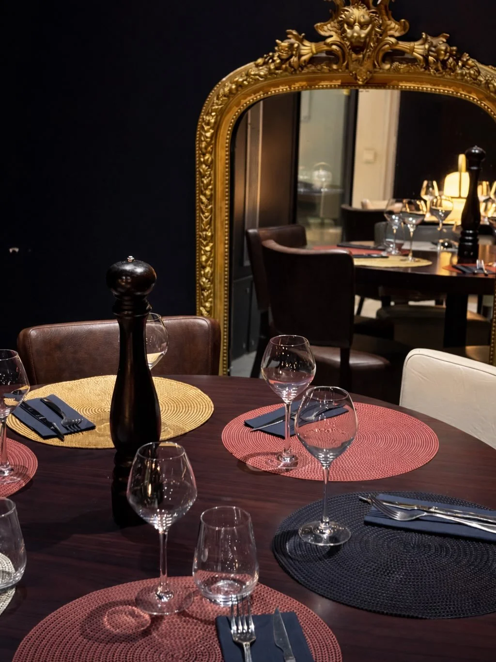 Pour bien finir la semaine, on vous garde une table? ✨