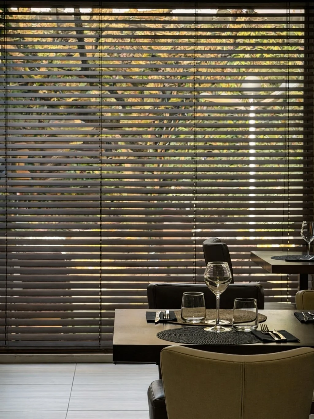 M&ecirc;me avec ce temps, on vous attend au chaud! 
D&eacute;jeuner ou d&icirc;ner, la table est pr&ecirc;te 🍽️ 
Lien de r&eacute;servation en bio