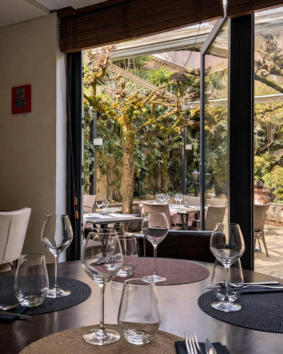 &Agrave; l&rsquo;abri de l&rsquo;agitation, notre terrasse vous offre une parenth&egrave;se de douceur 🌿
Le cadre id&eacute;al pour d&eacute;jeuner ou d&icirc;ner en toute tranquillit&eacute;
R&eacute;servez votre table (lien en bio)