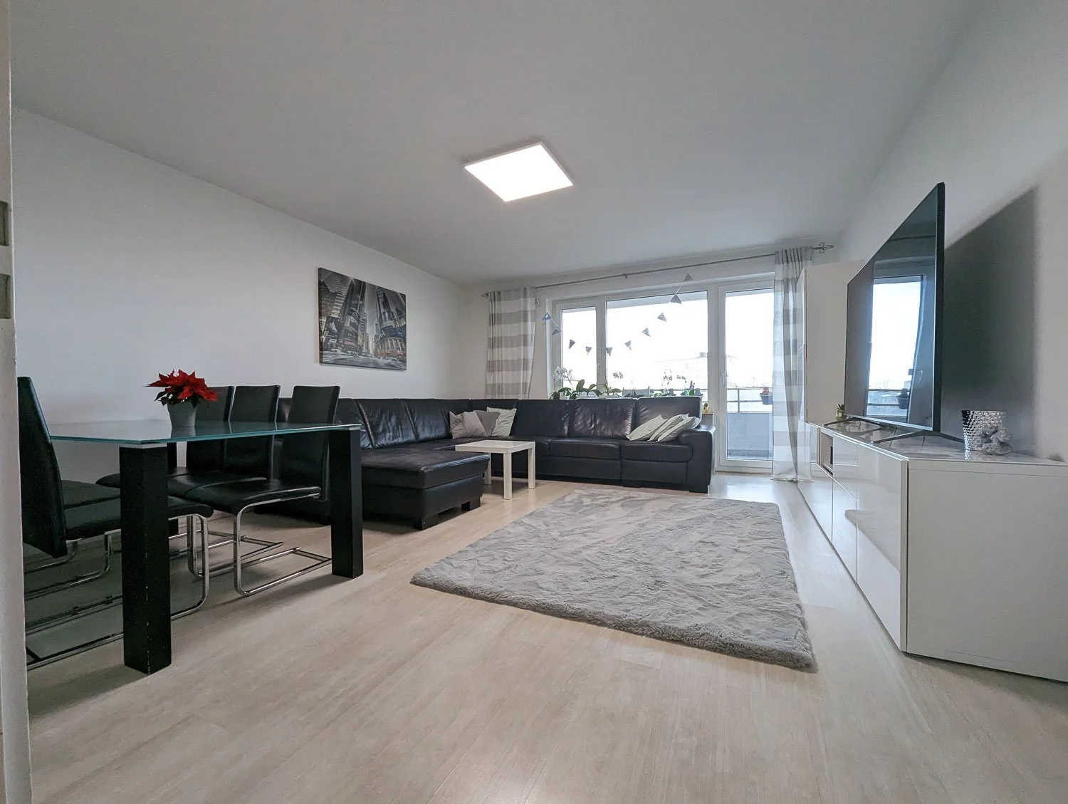 Perfekt geschnittene, absolut helle 3-Zimmer-Wohnungmit großem, sonnigem Balkonund viel Privatsphäre