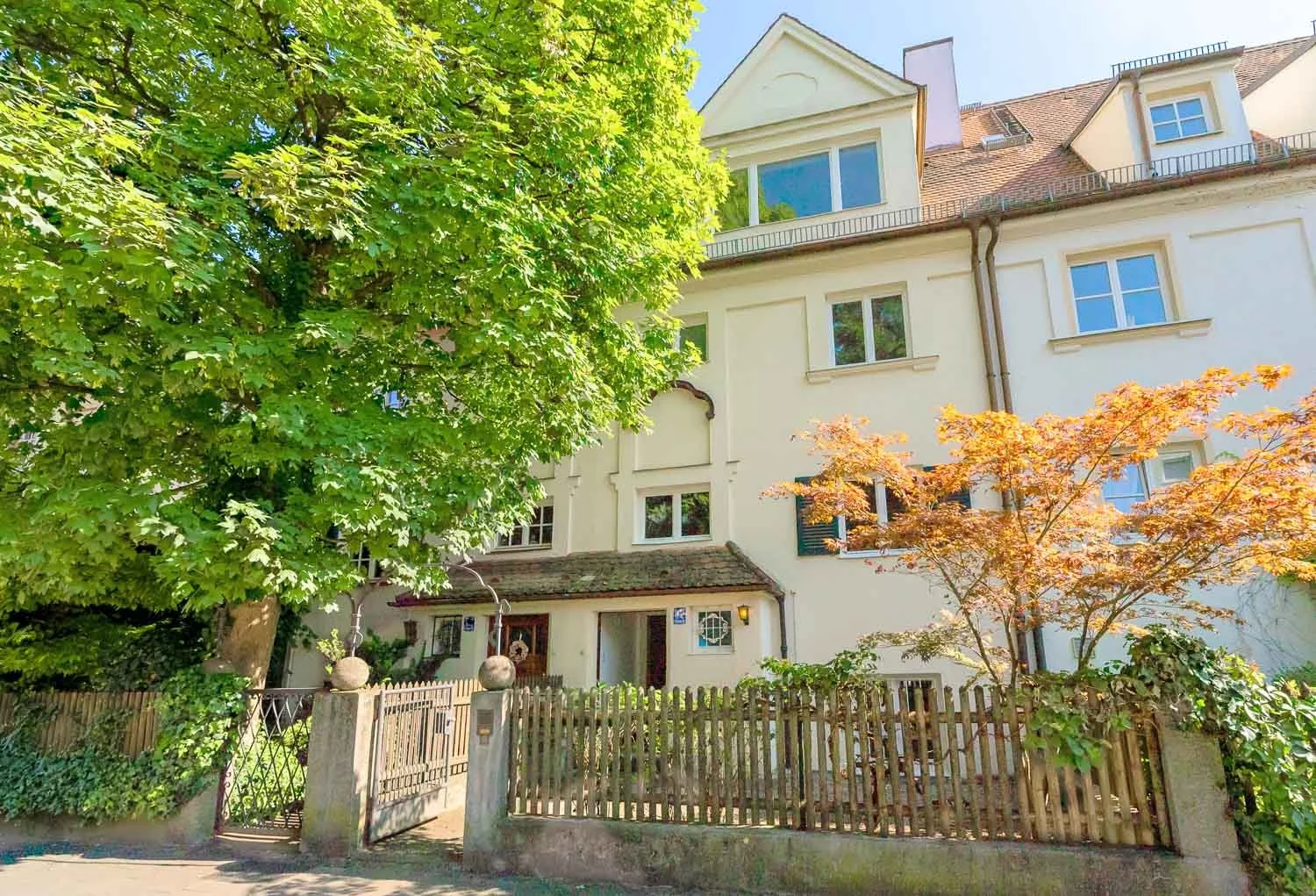 Rarität! Liebhaberobjekt-Jugendstilreihenhaus in ruhiger Traumlage der “Villenkolonie Schlosspark Laim“